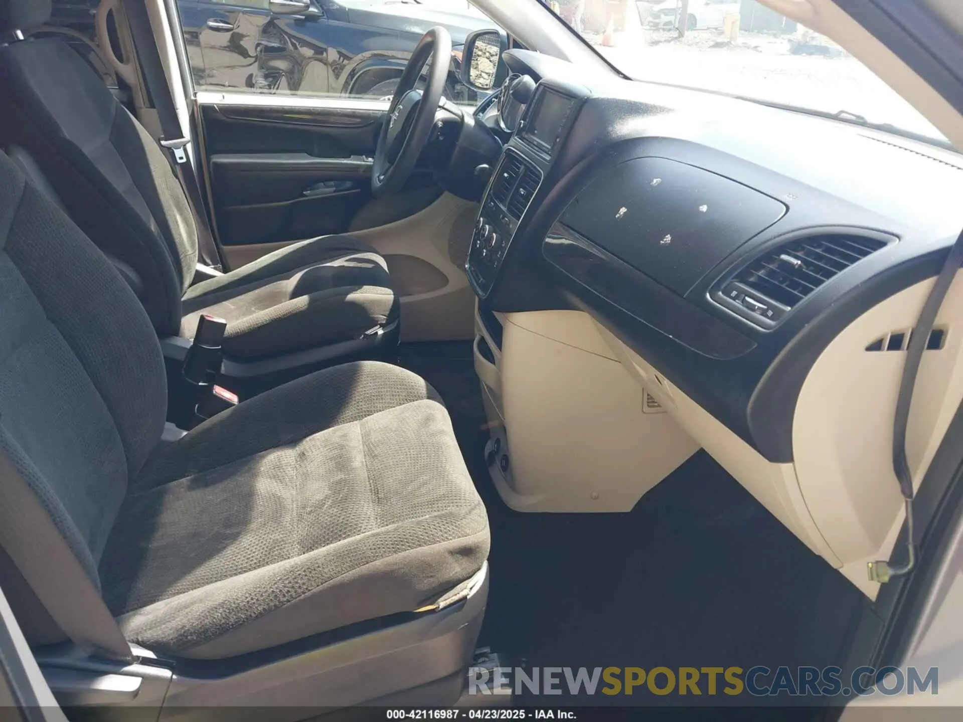 5 fotografías del automóvil dañado 2C4RDGBG0KR805228 DODGE GRAND CARAVAN 2019