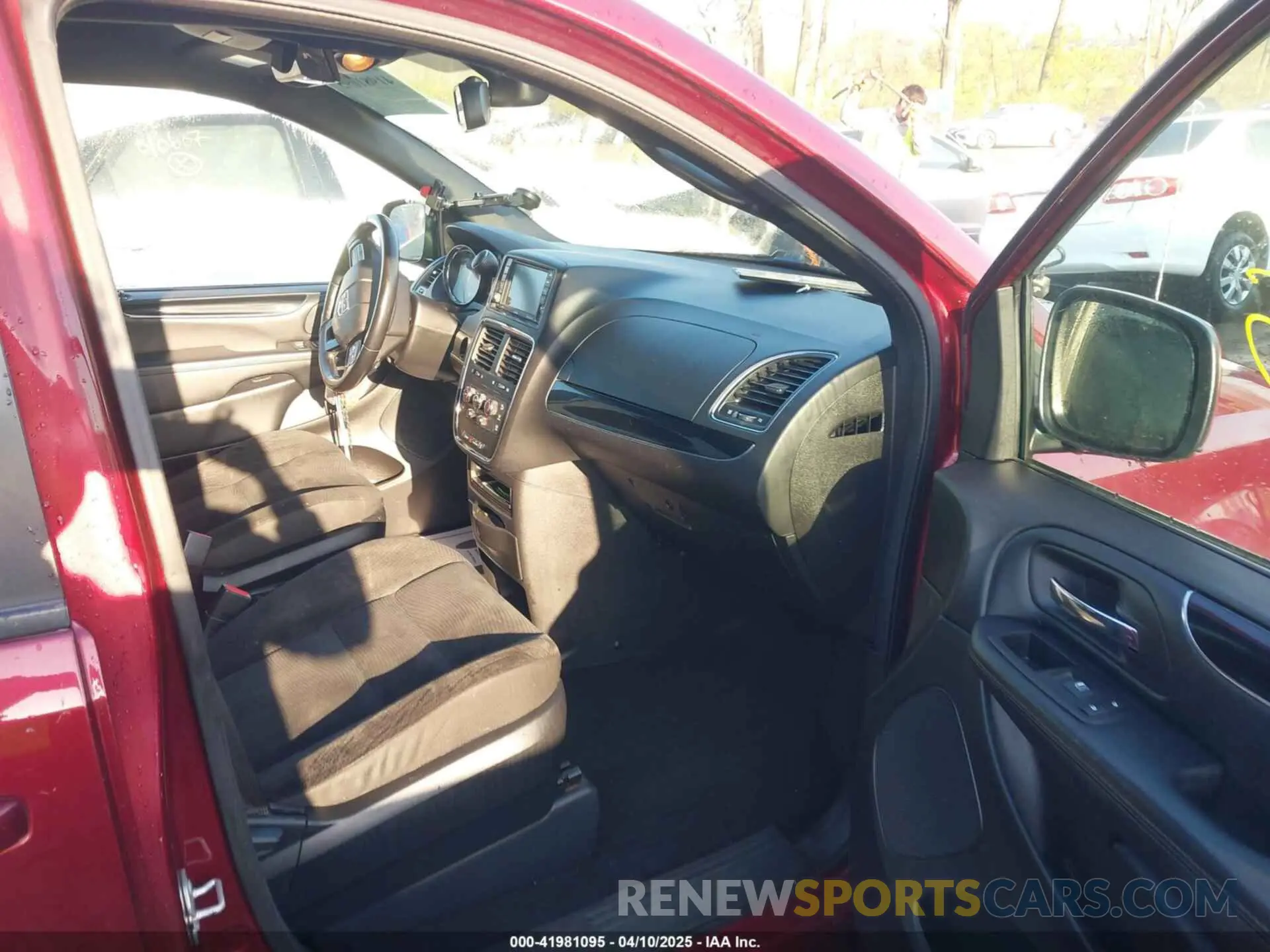 5 fotografías del automóvil dañado 2C4RDGBG1KR803438 DODGE GRAND CARAVAN 2019
