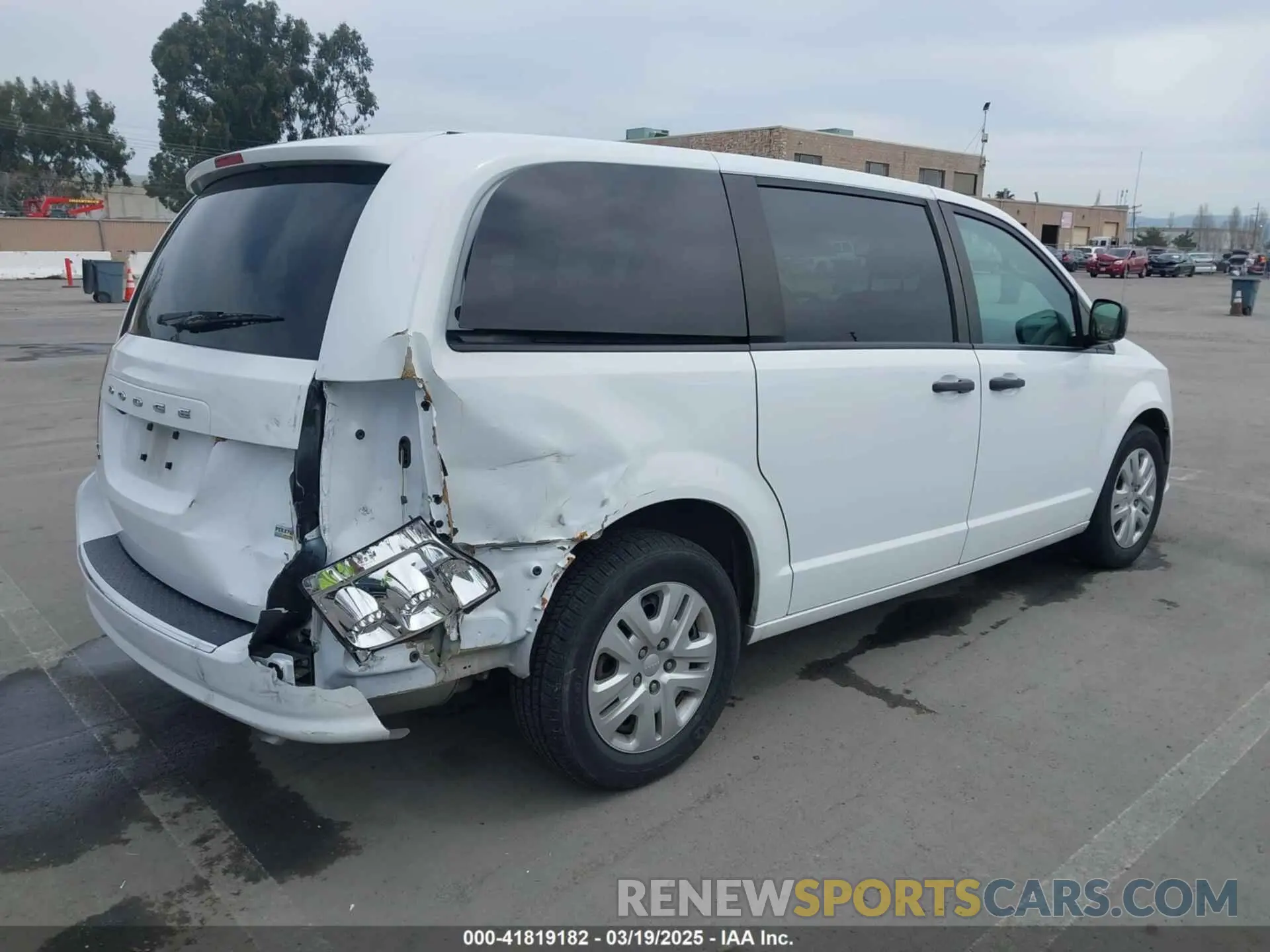 4 fotografías del automóvil dañado 2C4RDGBG2KR787945 DODGE GRAND CARAVAN 2019
