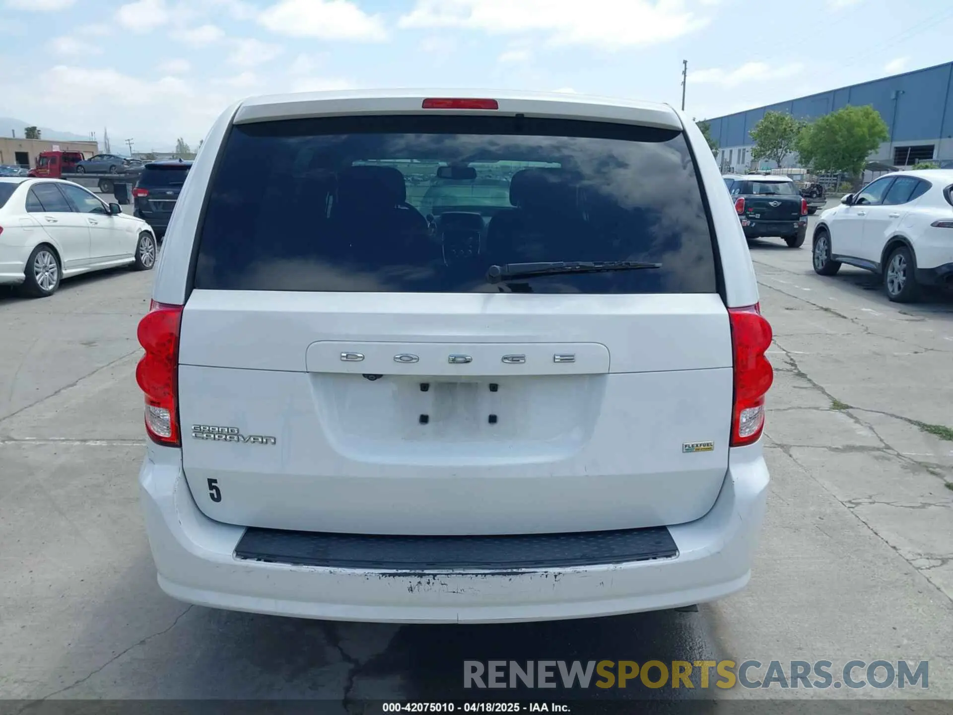 16 fotografías del automóvil dañado 2C4RDGBG3KR787940 DODGE GRAND CARAVAN 2019
