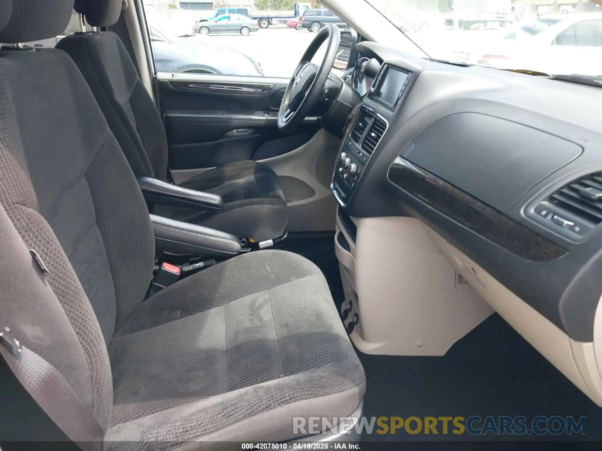 5 fotografías del automóvil dañado 2C4RDGBG3KR787940 DODGE GRAND CARAVAN 2019