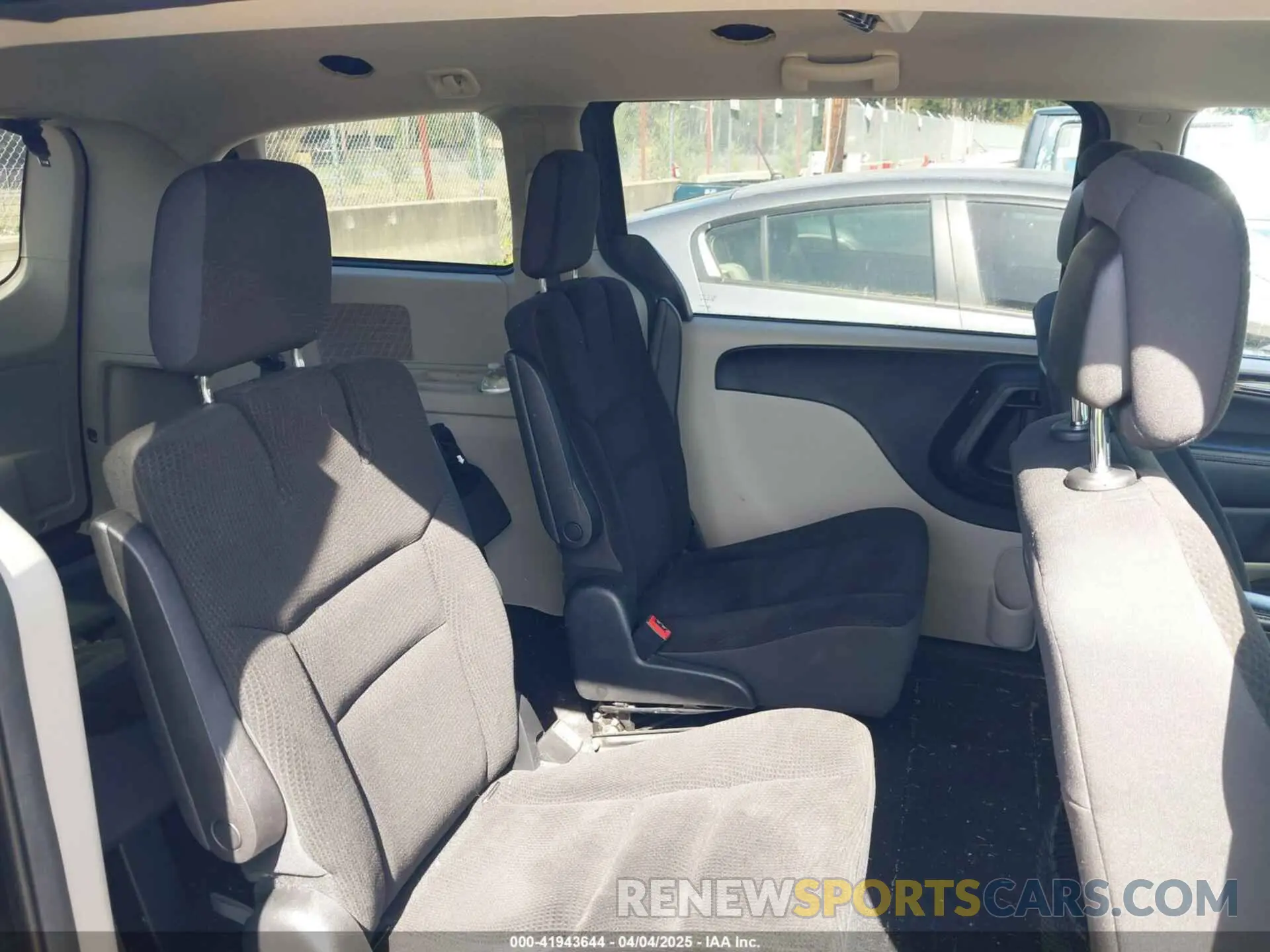 8 fotografías del automóvil dañado 2C4RDGBG4KR684025 DODGE GRAND CARAVAN 2019