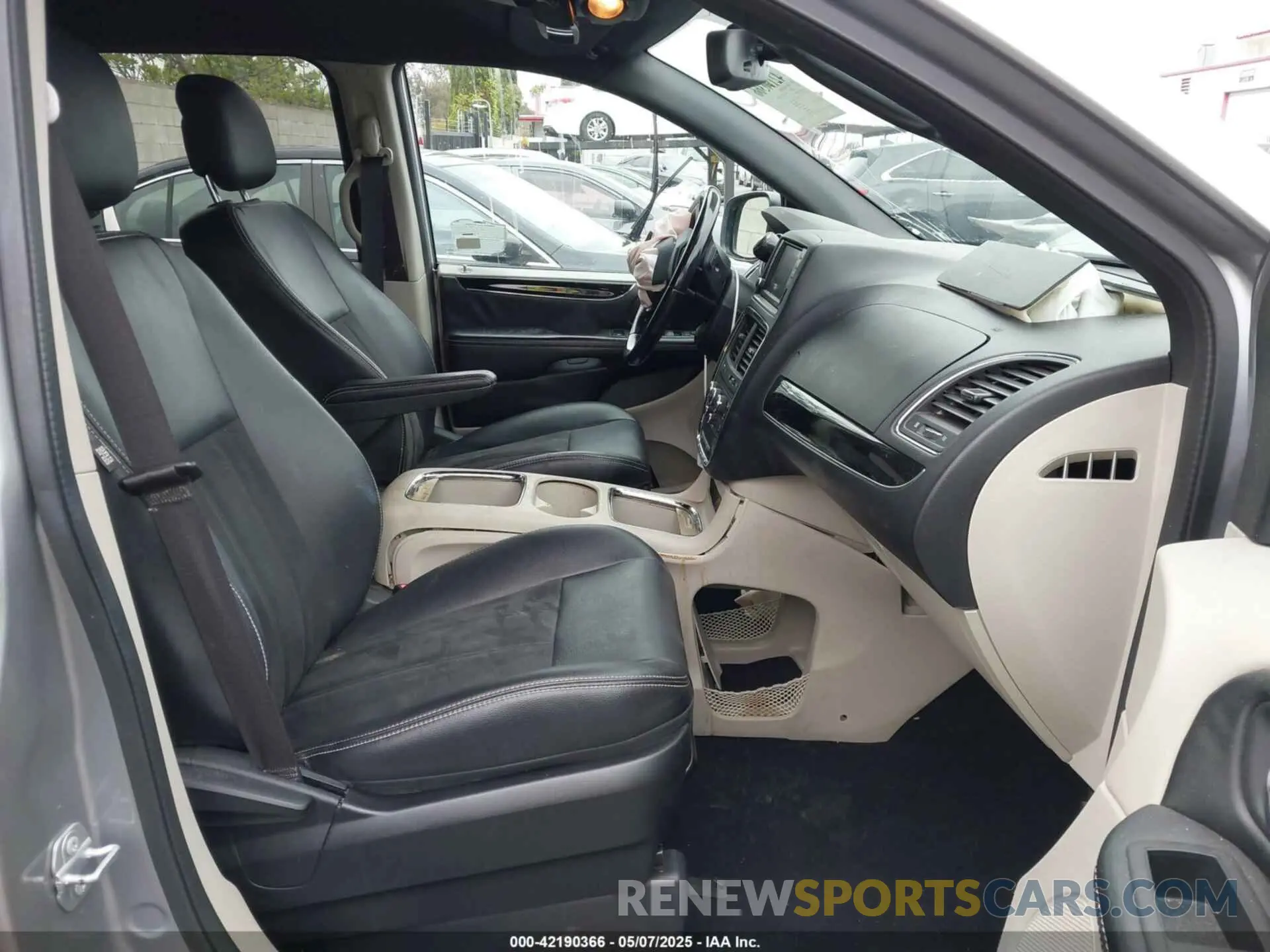 5 fotografías del automóvil dañado 2C4RDGCG6KR754073 DODGE GRAND CARAVAN 2019