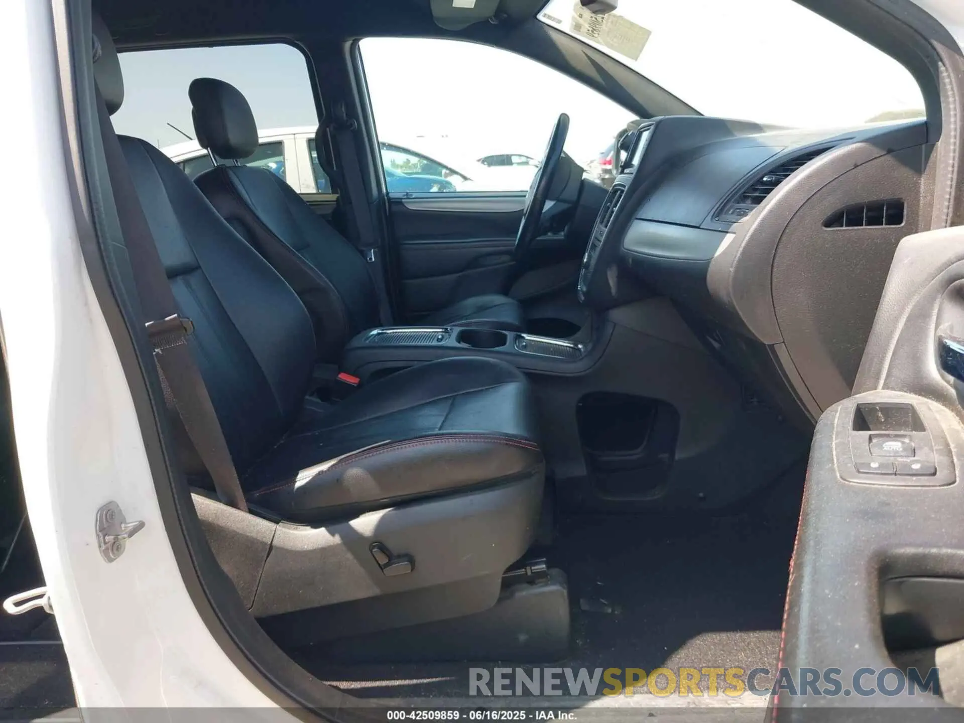 5 fotografías del automóvil dañado 2C4RDGEG0KR662602 DODGE GRAND CARAVAN 2019