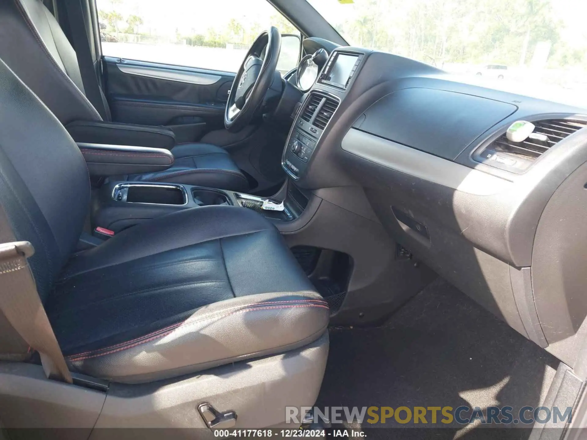 5 fotografías del automóvil dañado 2C4RDGEG2KR736330 DODGE GRAND CARAVAN 2019