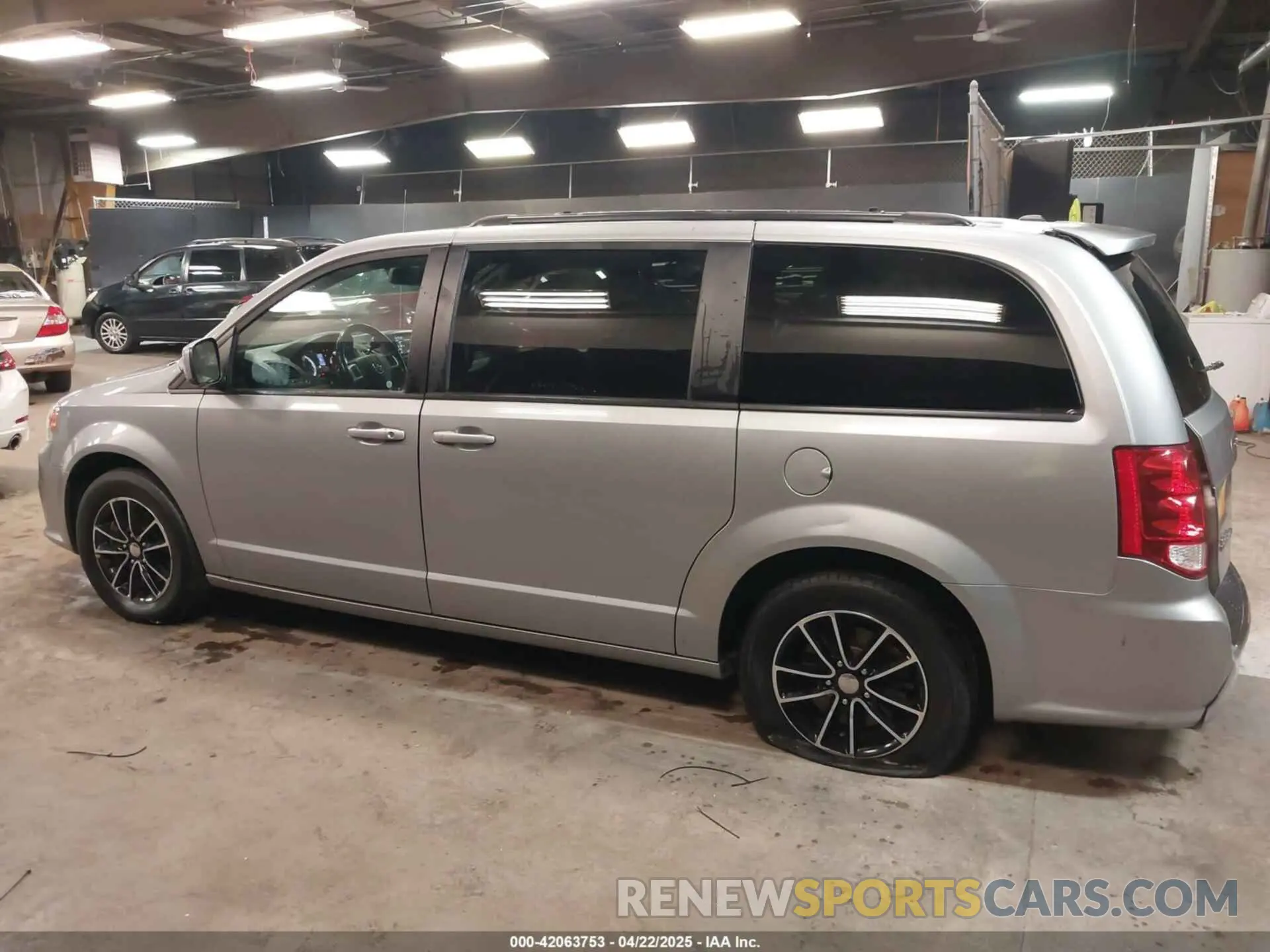 14 fotografías del automóvil dañado 2C4RDGEG3KR663355 DODGE GRAND CARAVAN 2019