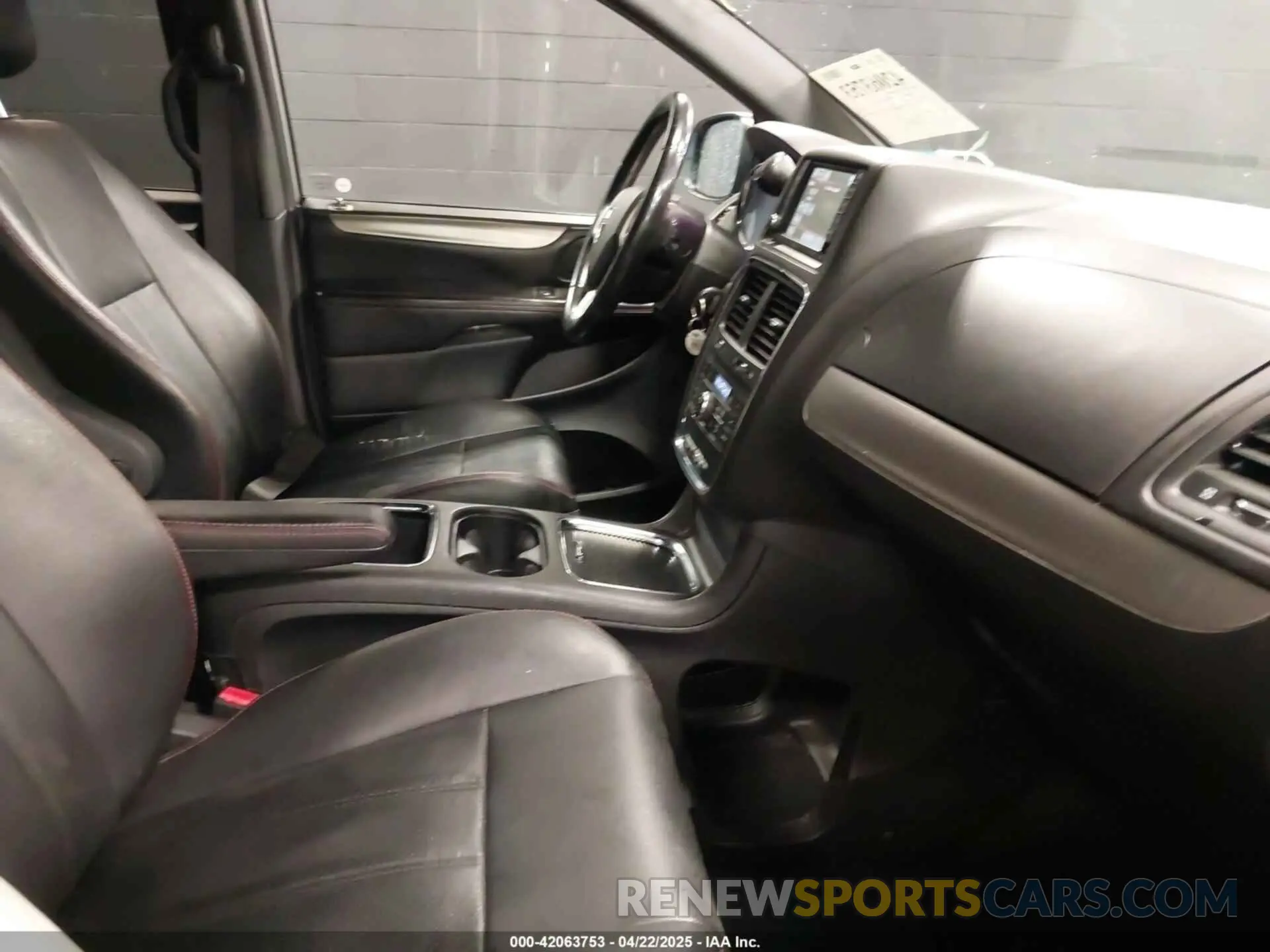 5 fotografías del automóvil dañado 2C4RDGEG3KR663355 DODGE GRAND CARAVAN 2019