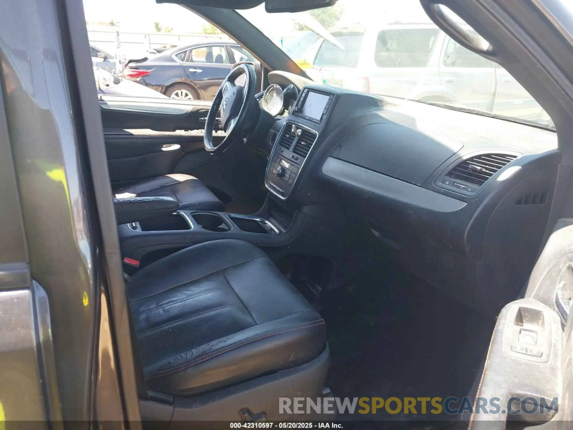 5 fotografías del automóvil dañado 2C4RDGEG7KR561945 DODGE GRAND CARAVAN 2019