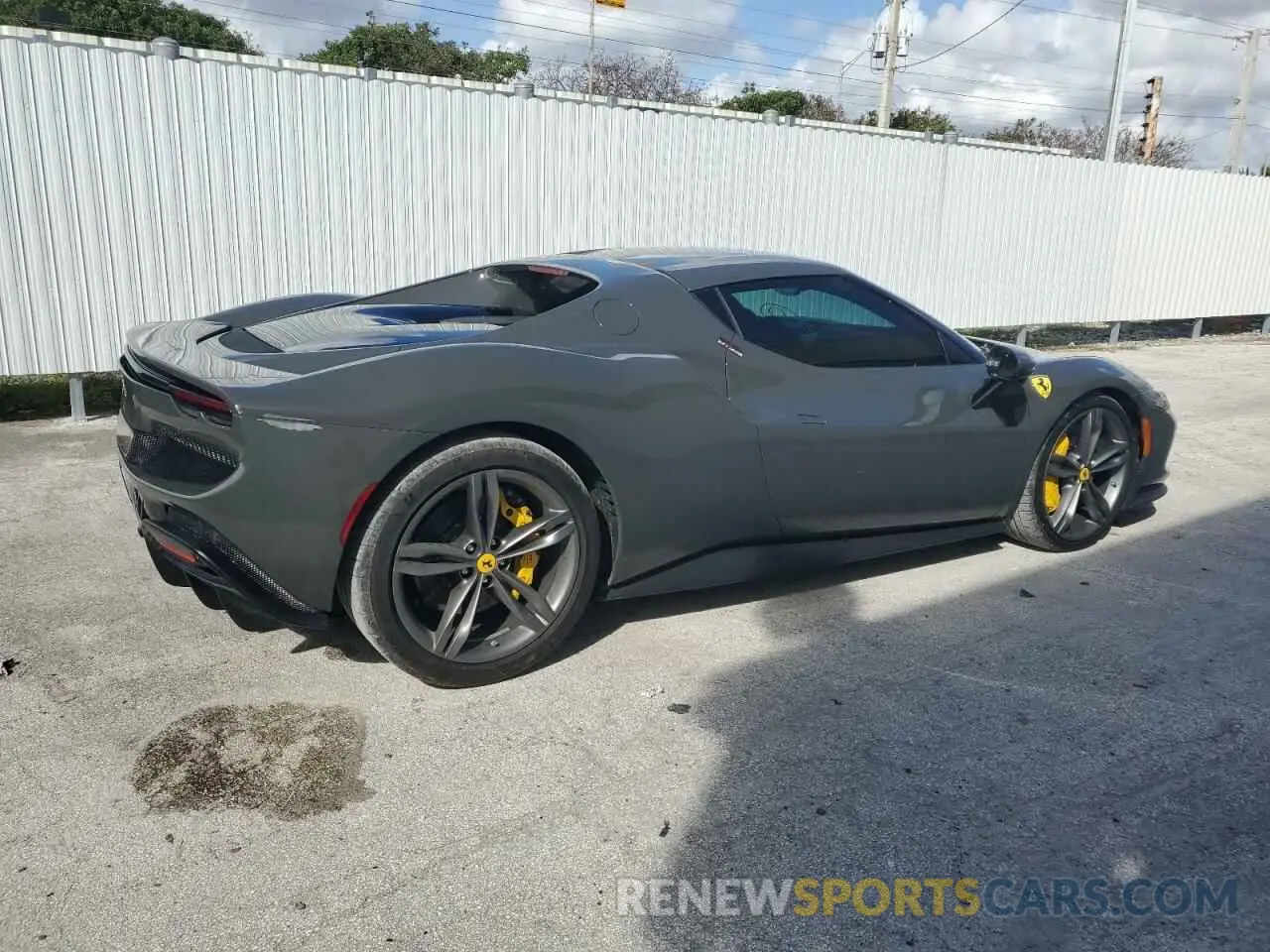 3 fotografías del automóvil dañado ZFF99SLA3P0294907 FERRARI 296GTB 2023