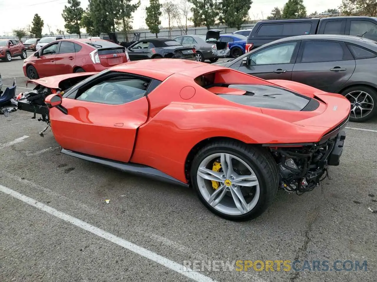 2 fotografías del automóvil dañado ZFF99SLA9R0310238 FERRARI 296GTB 2024