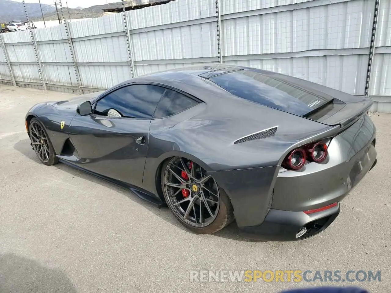 2 fotografías del automóvil dañado ZFF83CLA9K0242841 FERRARI 812 2019