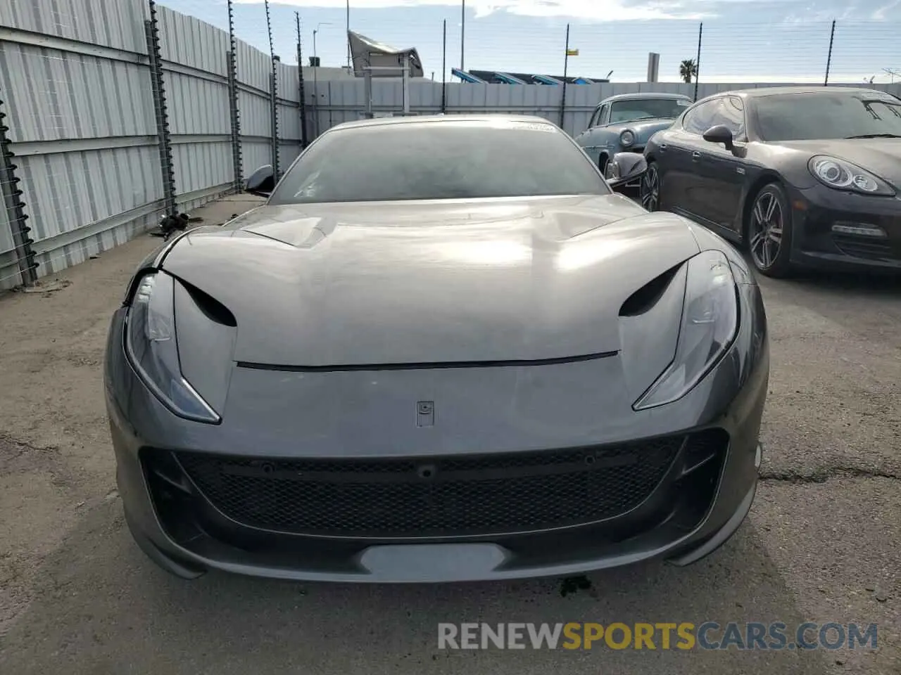 5 fotografías del automóvil dañado ZFF83CLA9K0242841 FERRARI 812 2019