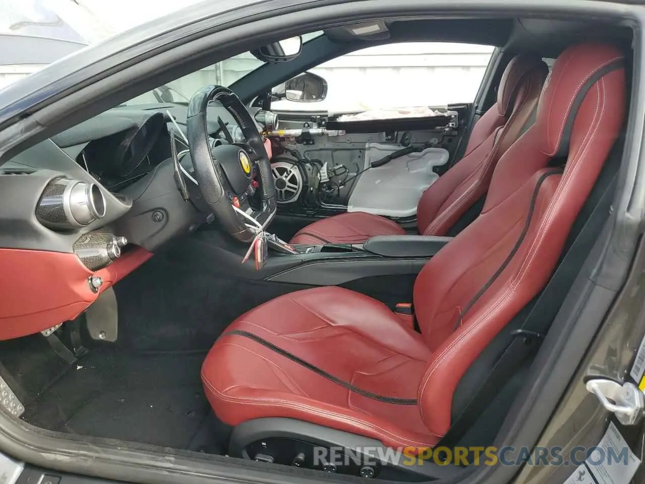 7 fotografías del automóvil dañado ZFF83CLA9K0242841 FERRARI 812 2019