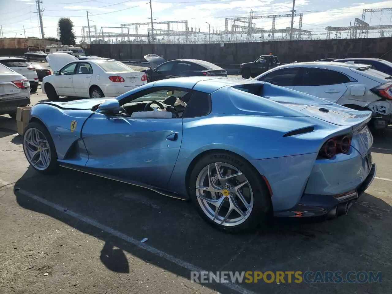 2 fotografías del automóvil dañado ZFF97CMA1M0265718 FERRARI 812 2021