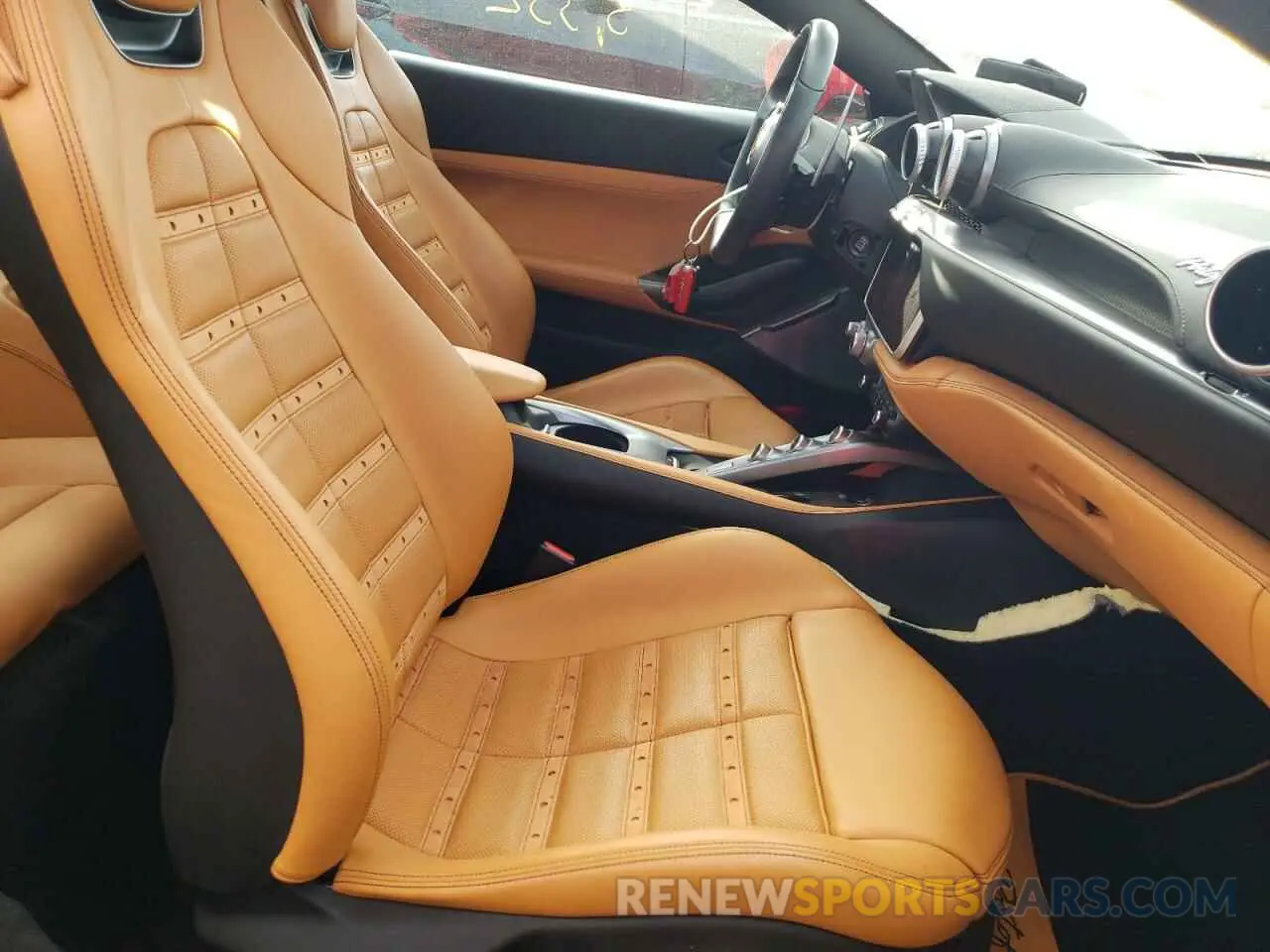 5 fotografías del automóvil dañado ZFF89FPA5K0246329 FERRARI ALL MODELS 2019