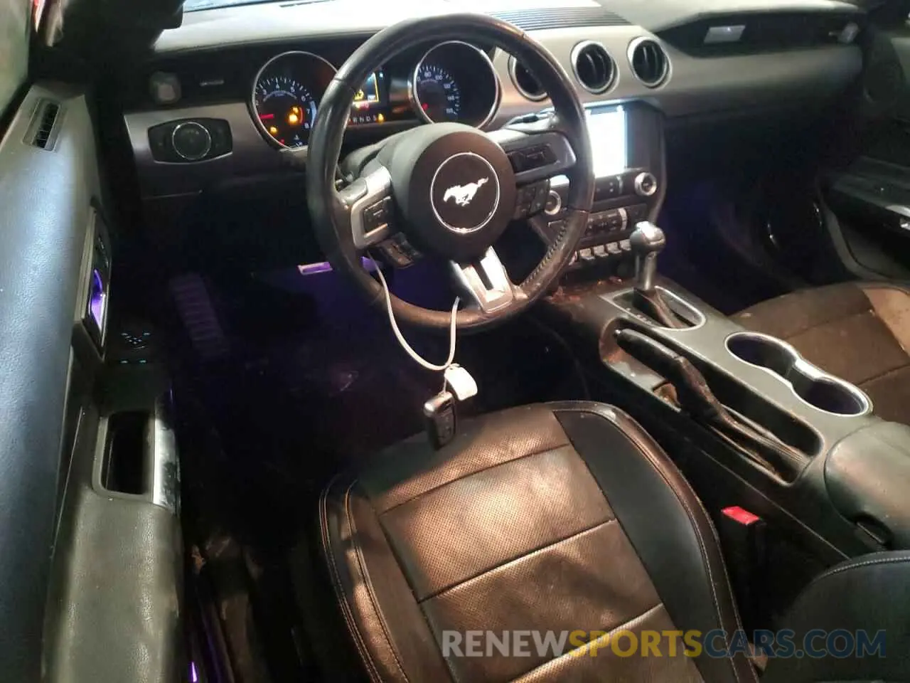 8 fotografías del automóvil dañado 1FA6P8TH2K5150774 FORD ALL Models 2019