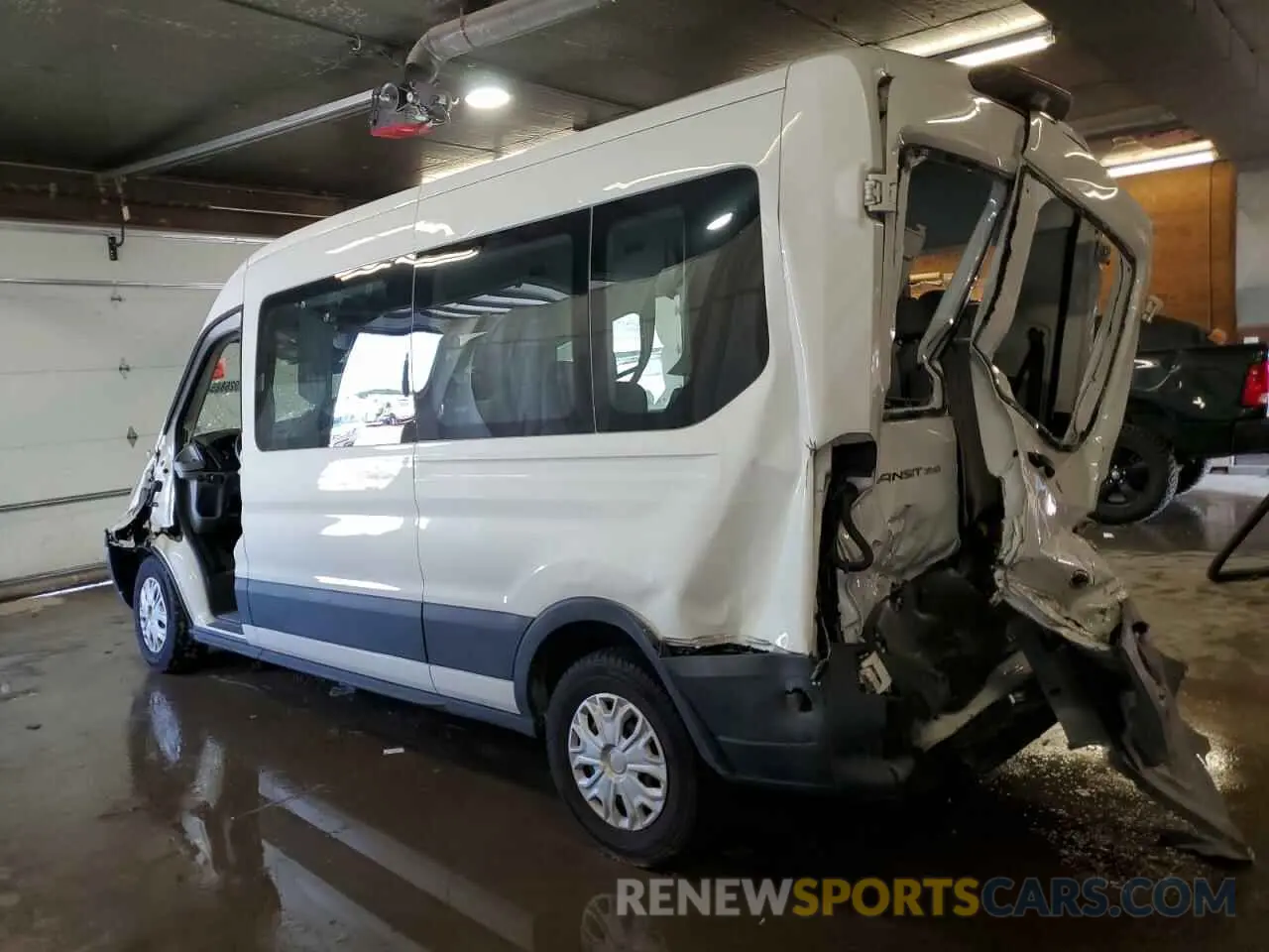 2 fotografías del automóvil dañado 1FBAX2CM5KKB64074 FORD ALL Models 2019