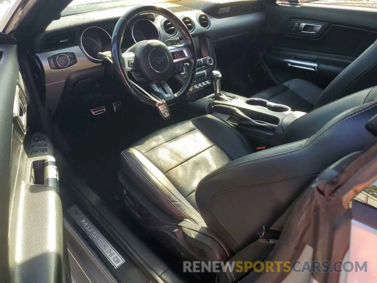 8 fotografías del automóvil dañado 1FATP8UH8M5105889 FORD ALL Models 2021
