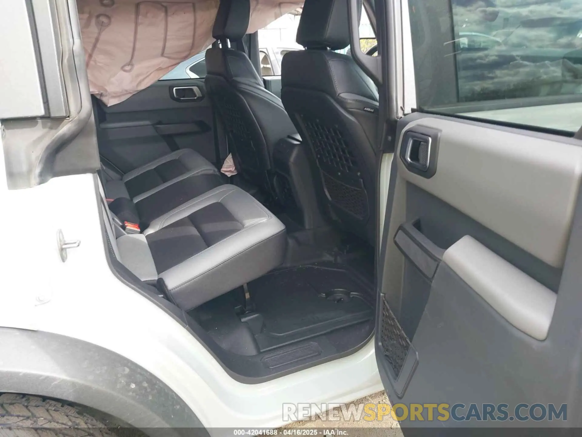 8 fotografías del automóvil dañado 1FMDE5BH5PLC15428 FORD BRONCO 2023