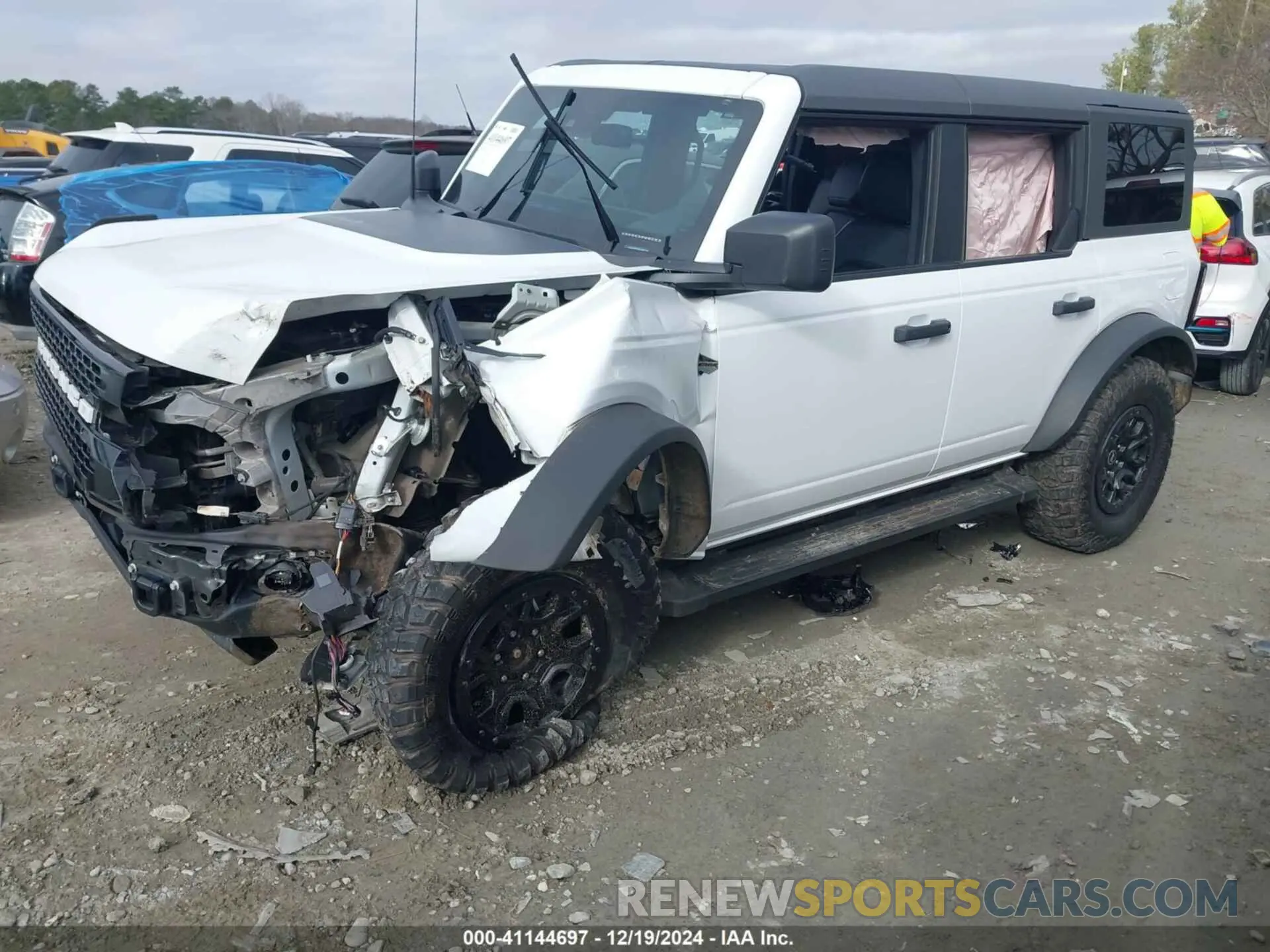 2 fotografías del automóvil dañado 1FMEE5DP7PLB52177 FORD BRONCO 2023