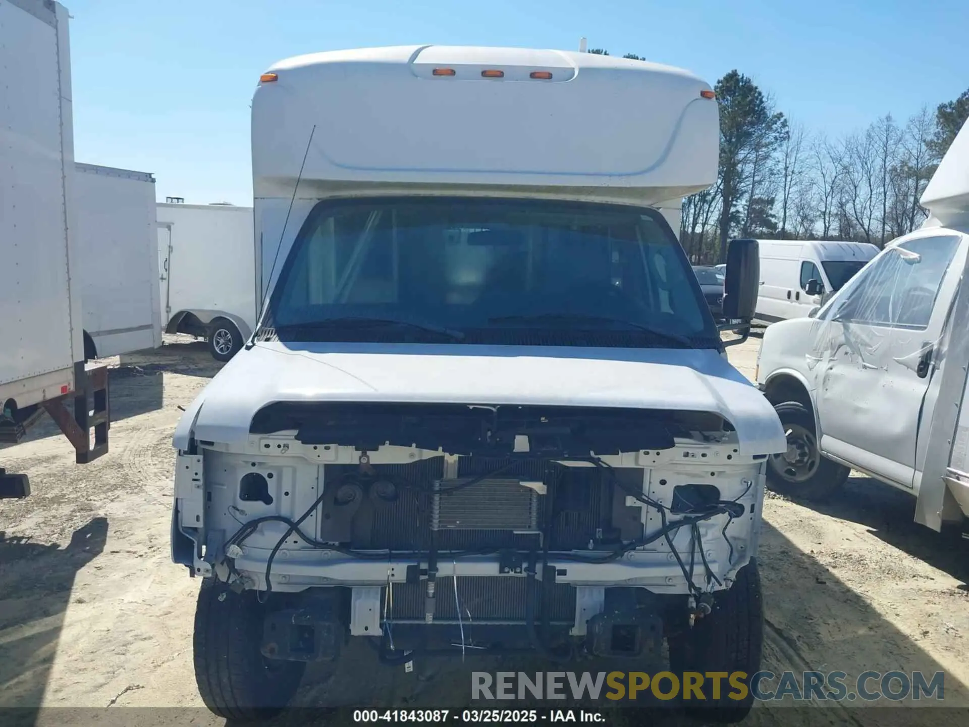 13 fotografías del automóvil dañado 1FDEE3FS4KDC21500 FORD E-350 CUTAWAY 2019