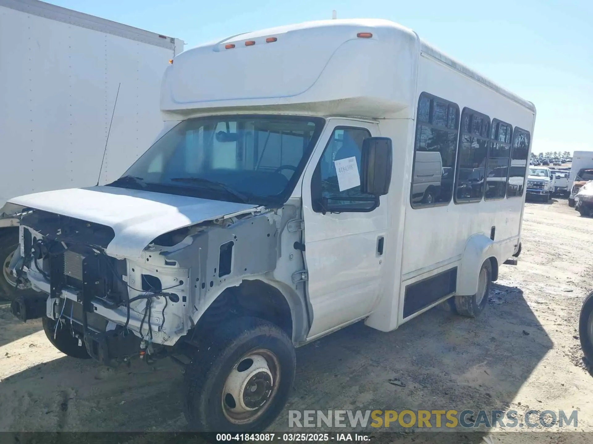 2 fotografías del automóvil dañado 1FDEE3FS4KDC21500 FORD E-350 CUTAWAY 2019