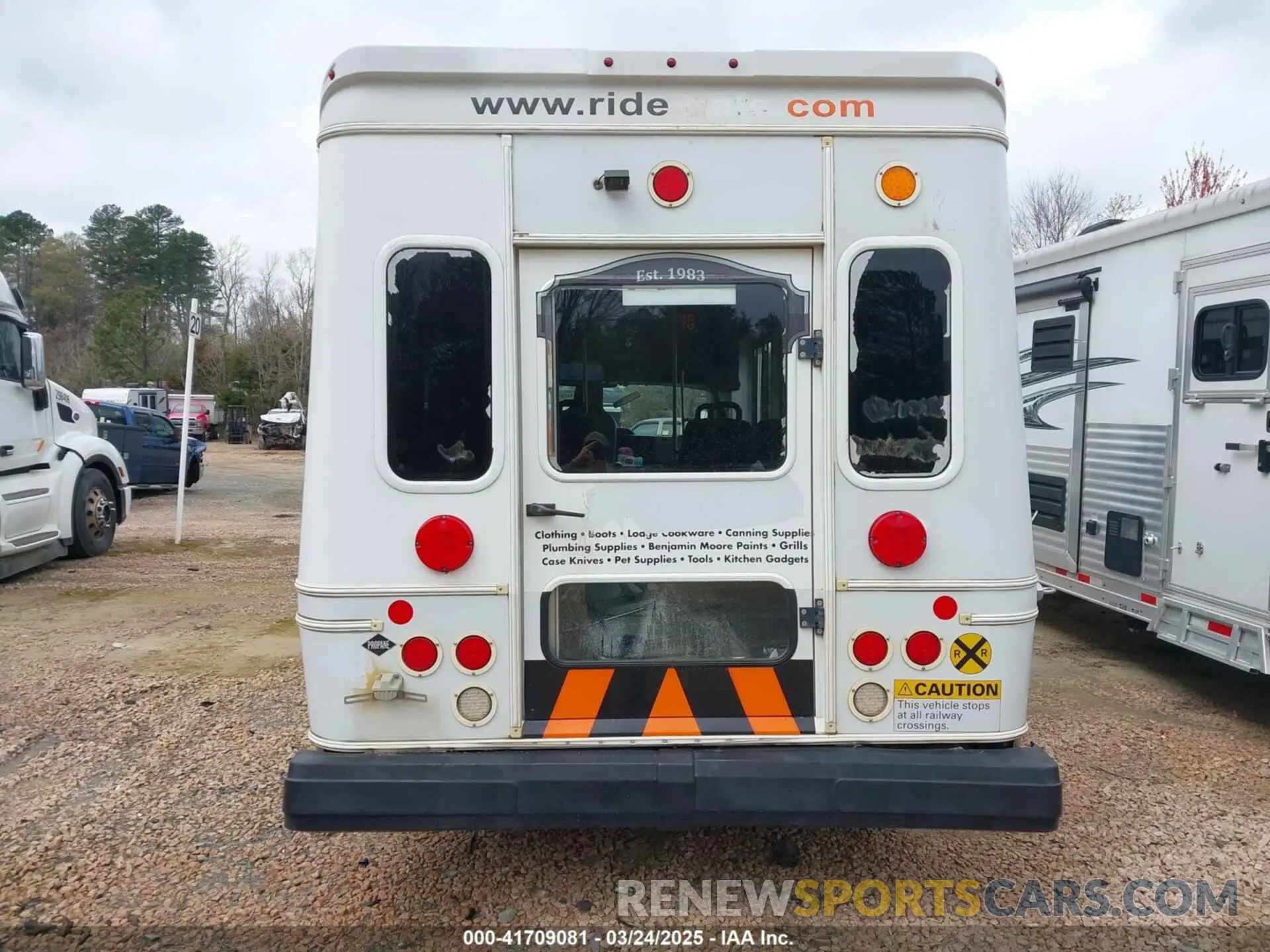17 fotografías del automóvil dañado 1FDEE3FS7KDC59562 FORD E-350 CUTAWAY 2019