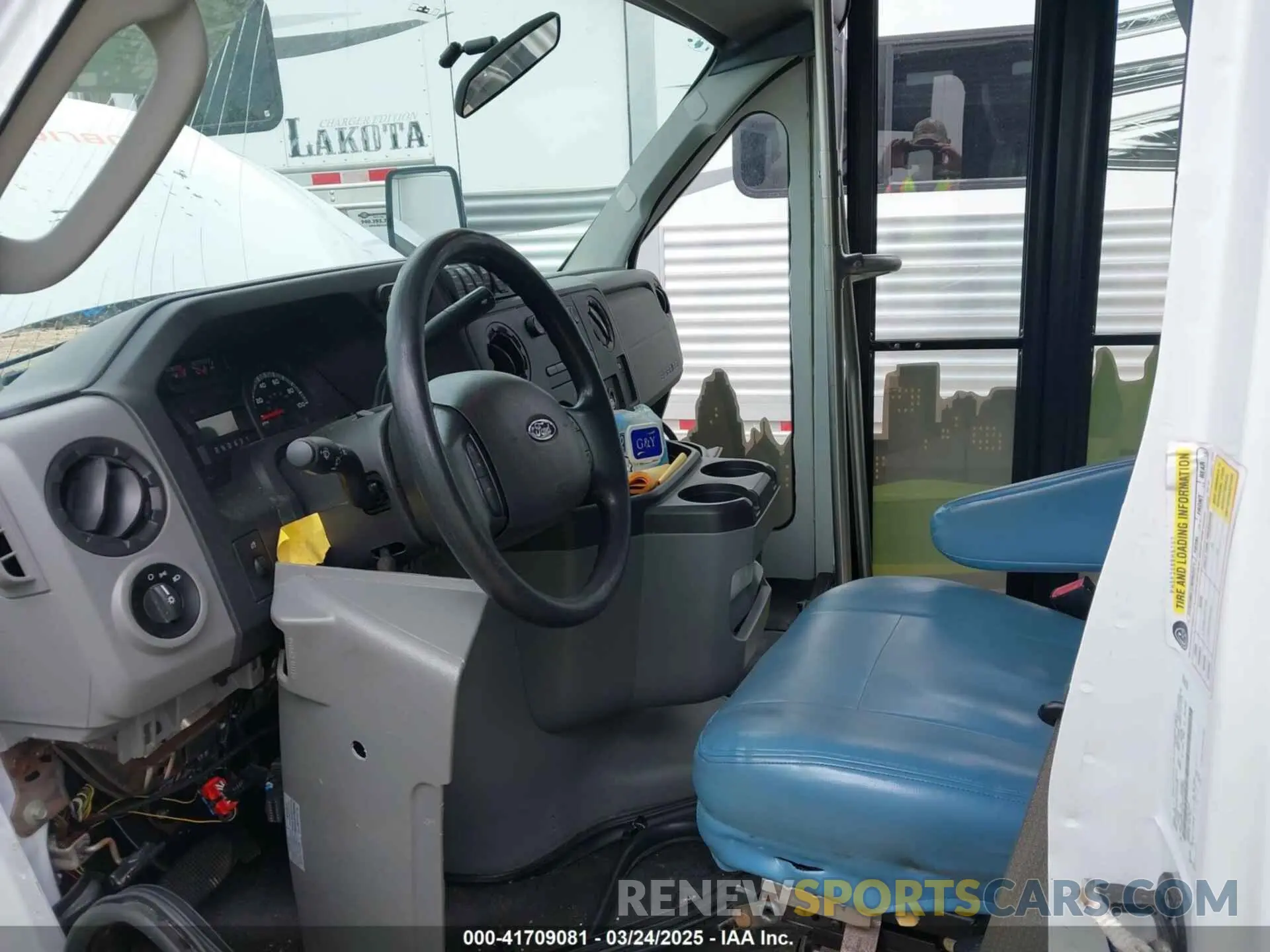 6 fotografías del automóvil dañado 1FDEE3FS7KDC59562 FORD E-350 CUTAWAY 2019