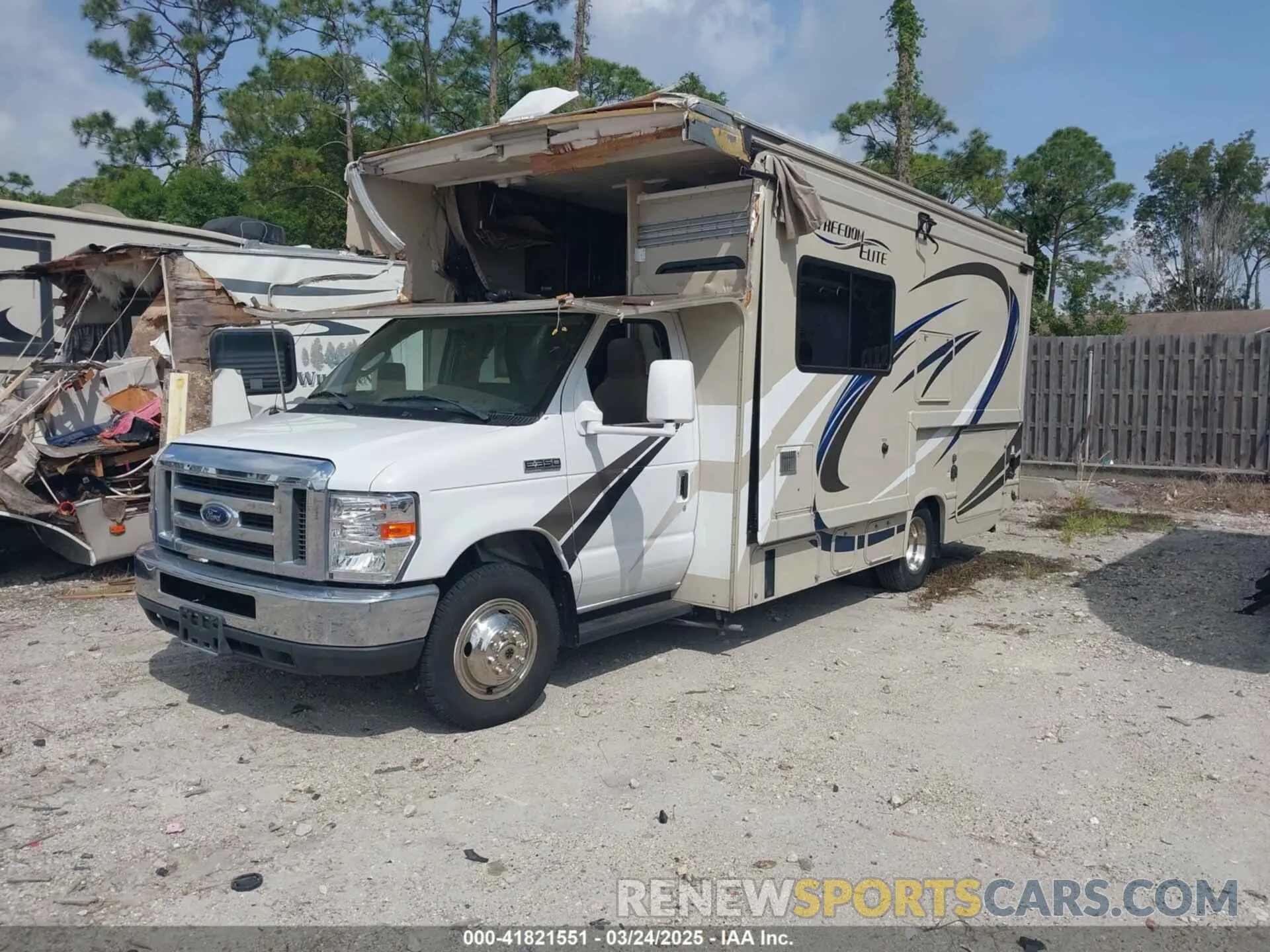 2 fotografías del automóvil dañado 1FDWE3FS0KDC25208 FORD E-350 CUTAWAY 2019
