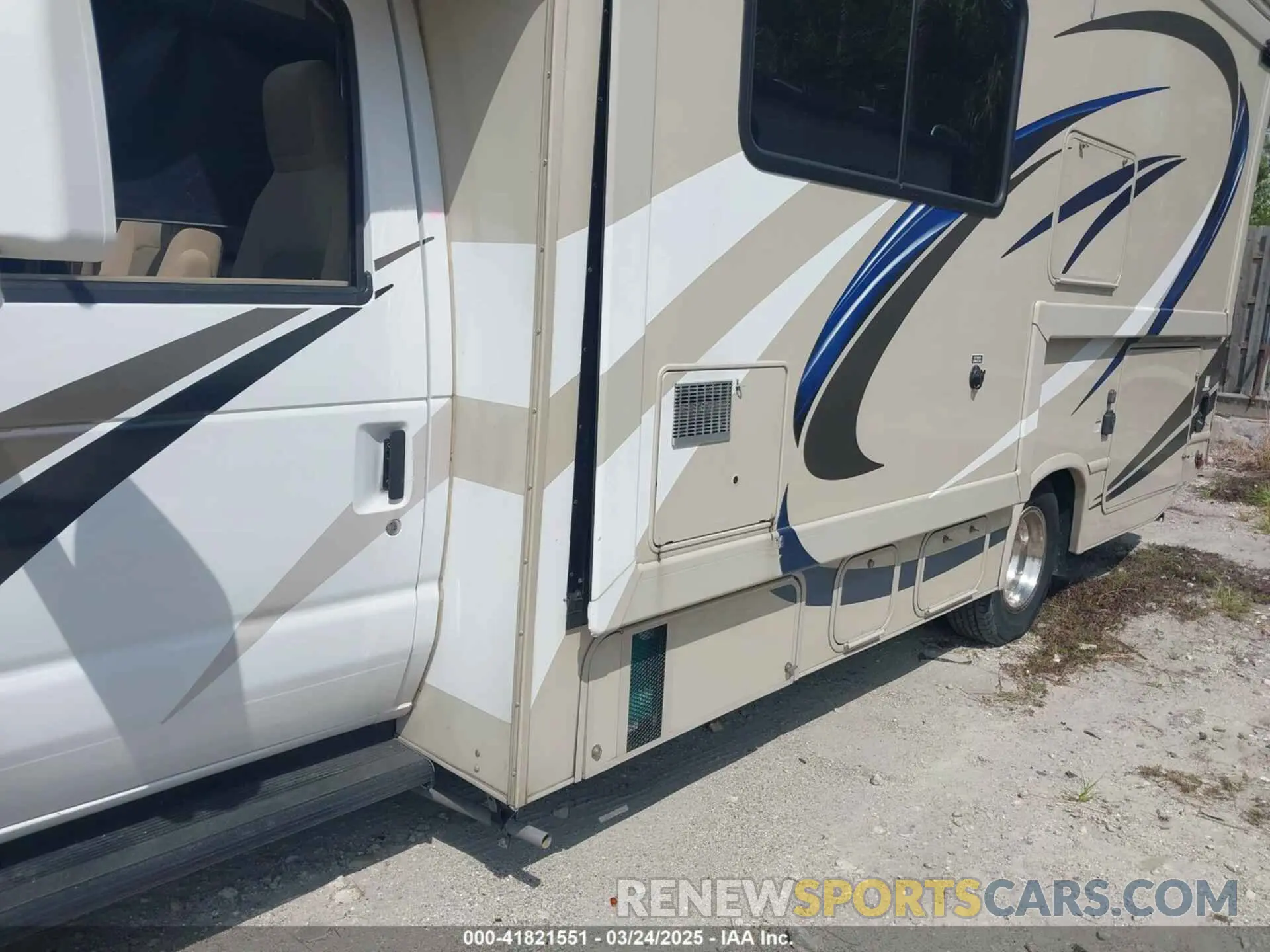 21 fotografías del automóvil dañado 1FDWE3FS0KDC25208 FORD E-350 CUTAWAY 2019