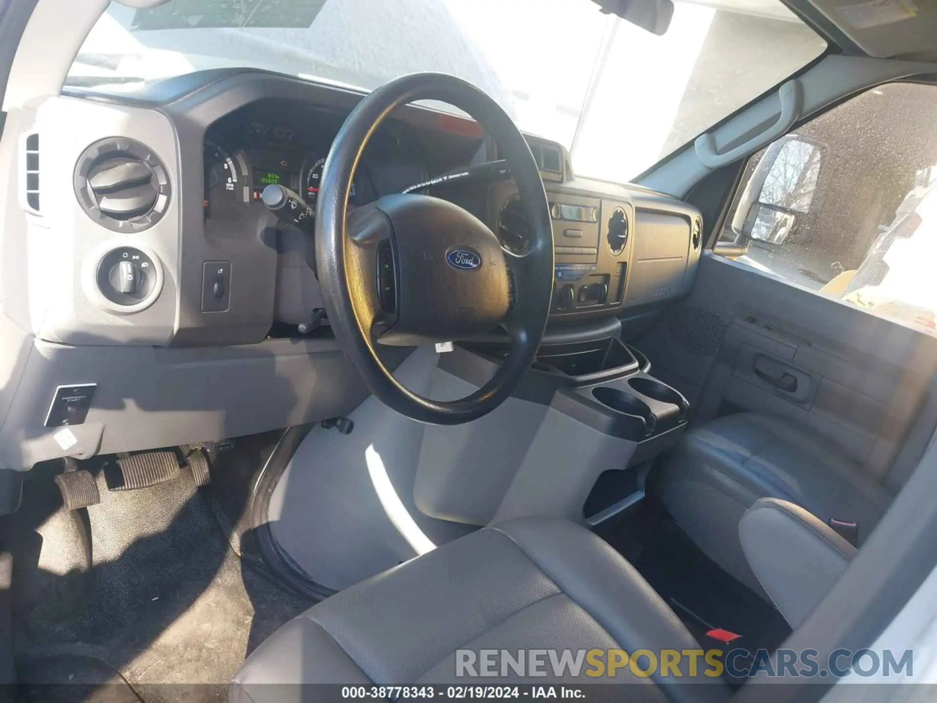 5 fotografías del automóvil dañado 1FDWE3FS9KDC22386 FORD E-350 CUTAWAY 2019