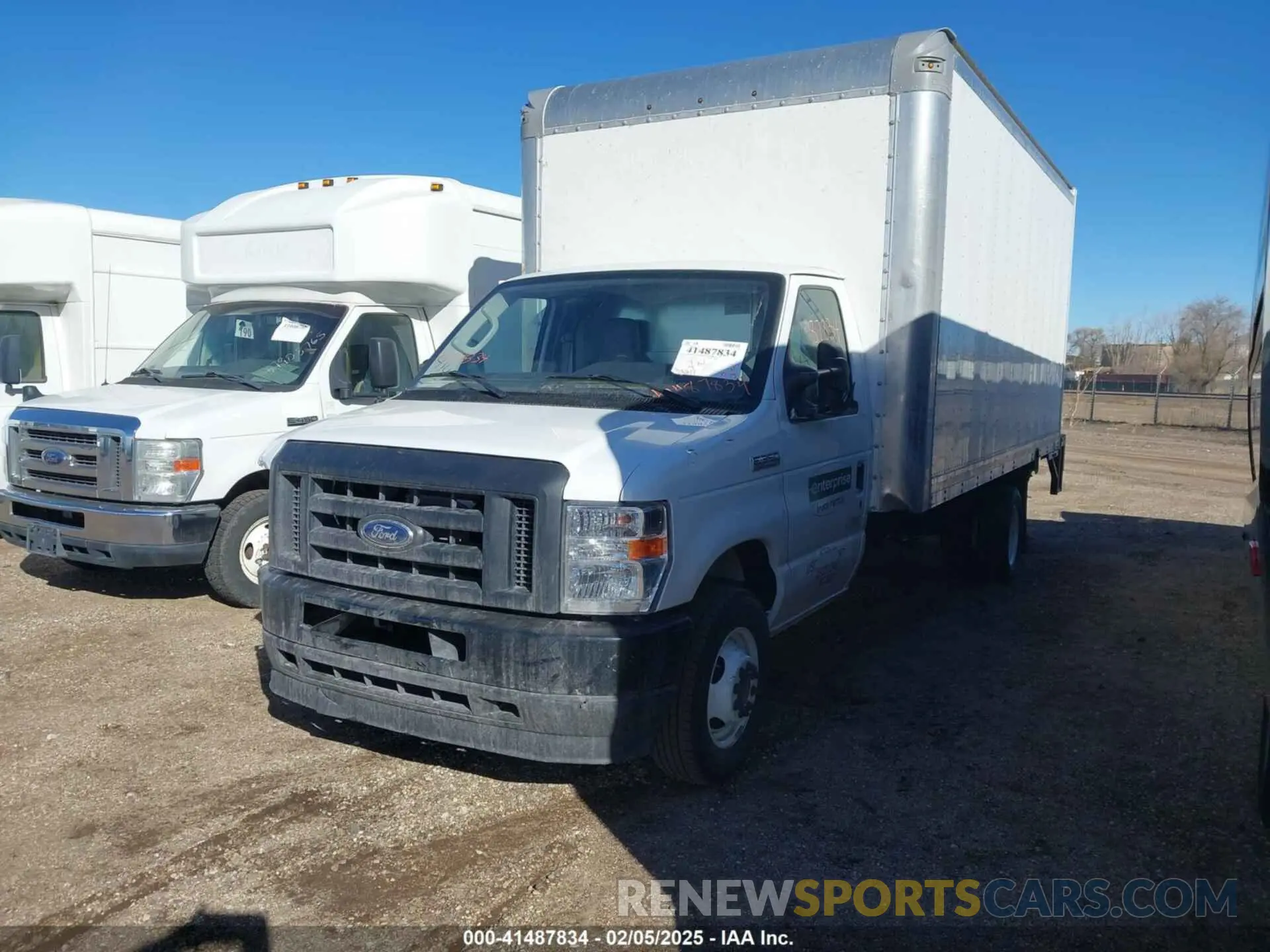 2 fotografías del automóvil dañado 1FDWE3FN6RDD14561 FORD E-350 CUTAWAY 2024