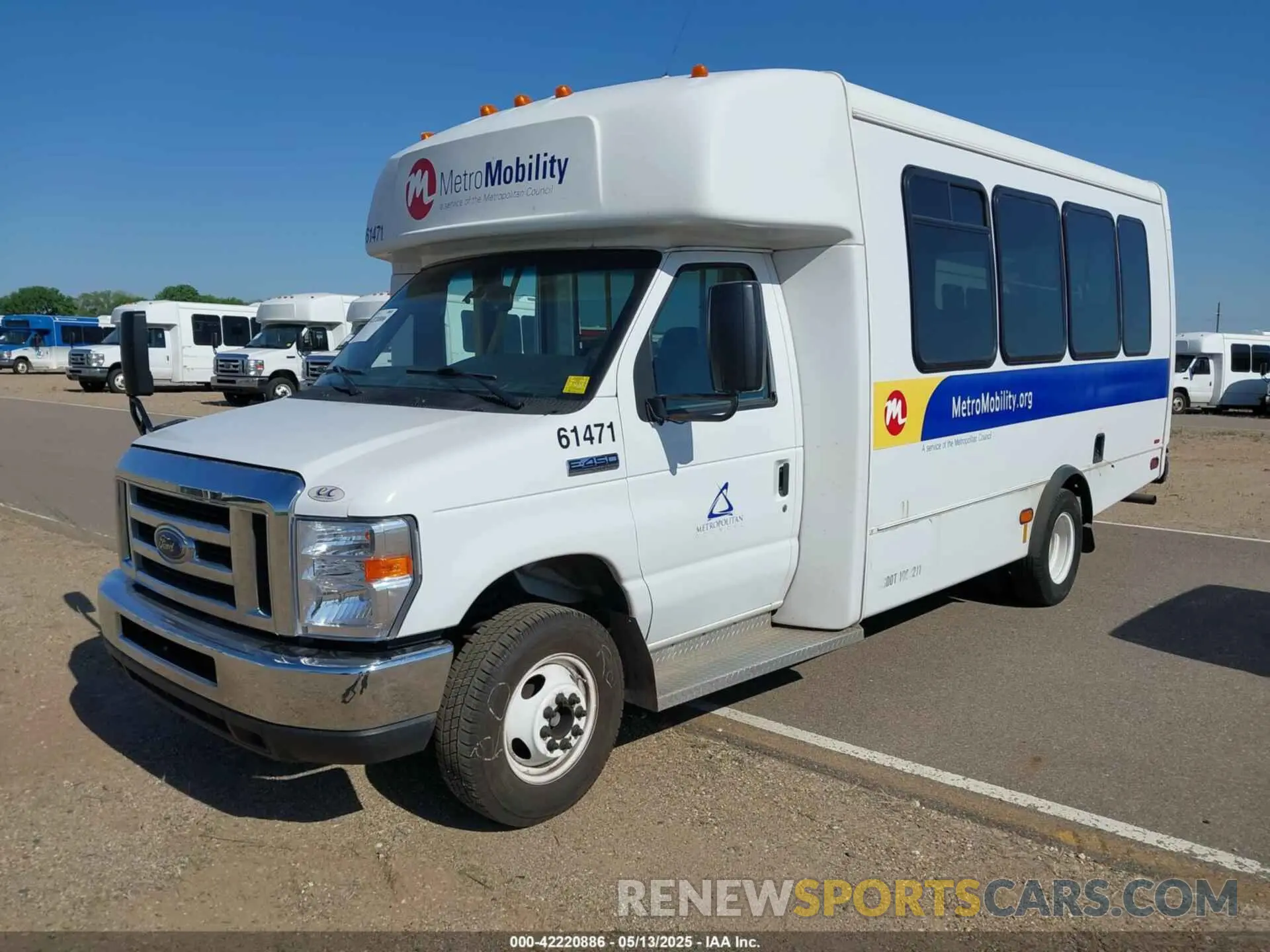 2 fotografías del automóvil dañado 1FDFE4FS0KDC56688 FORD E-450 CUTAWAY 2019