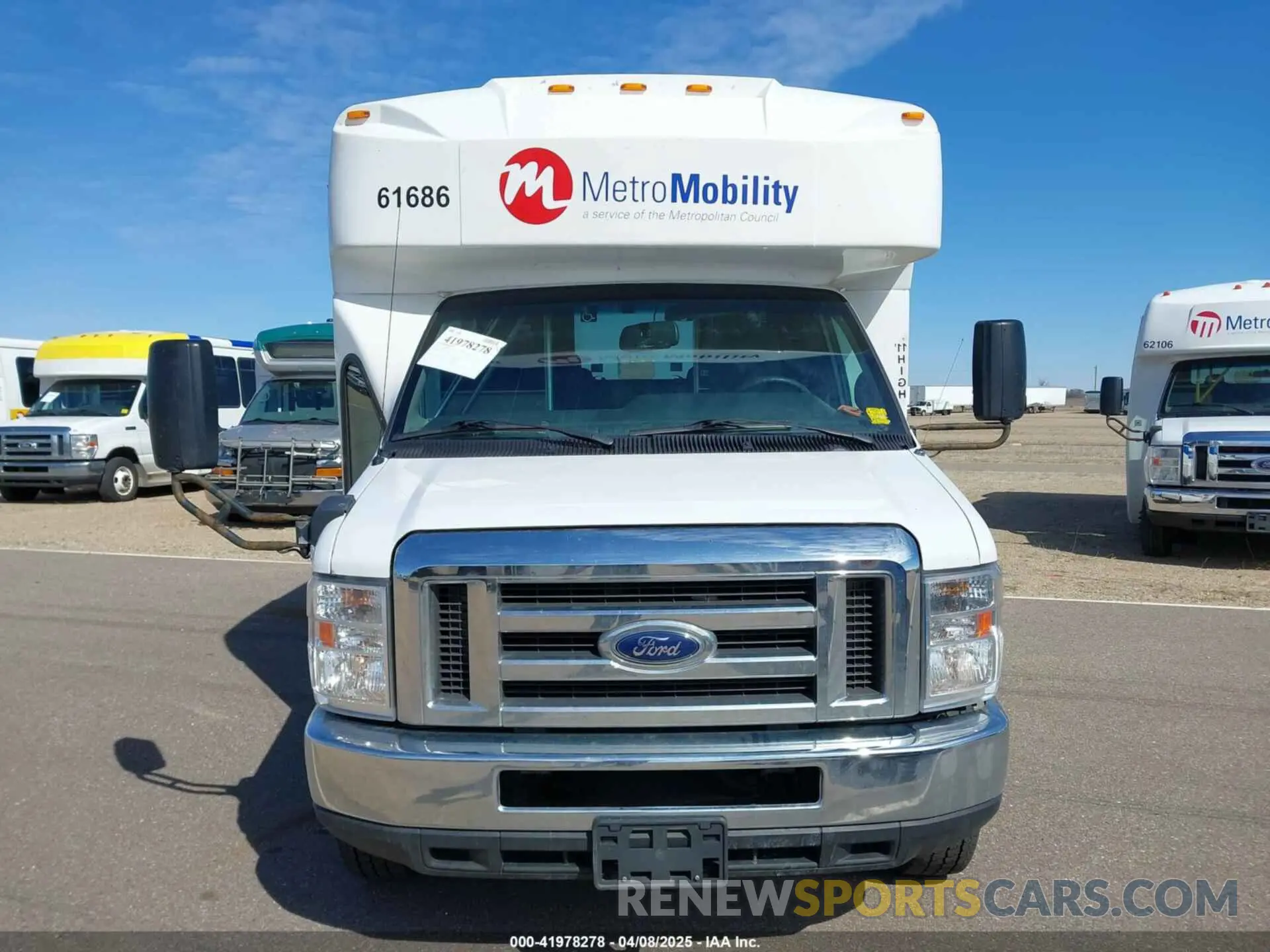 12 fotografías del automóvil dañado 1FDFE4FS2KDC32053 FORD E-450 CUTAWAY 2019
