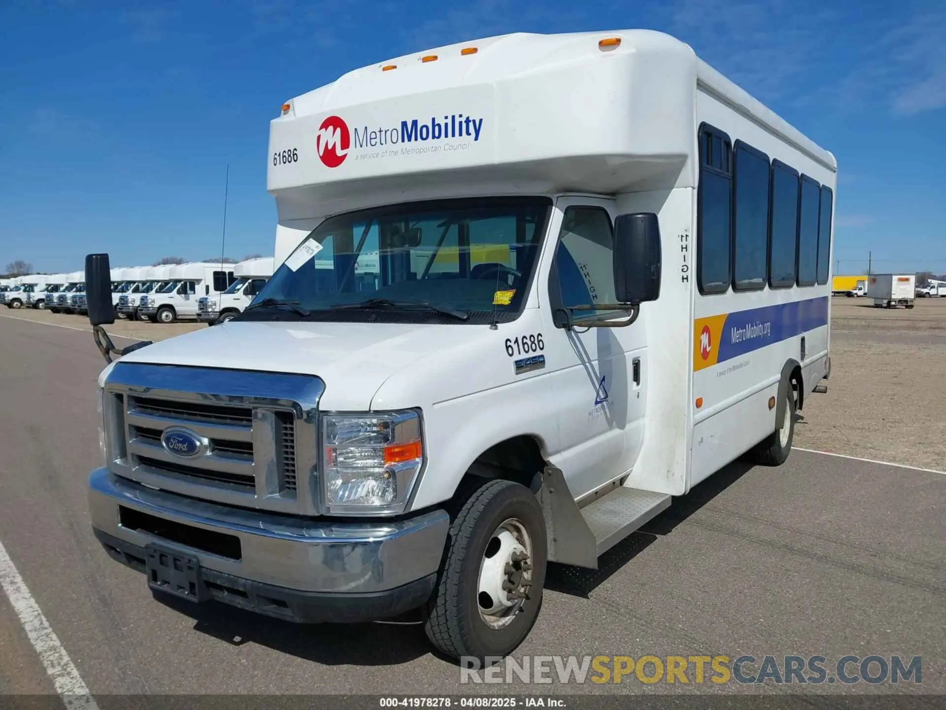 2 fotografías del automóvil dañado 1FDFE4FS2KDC32053 FORD E-450 CUTAWAY 2019