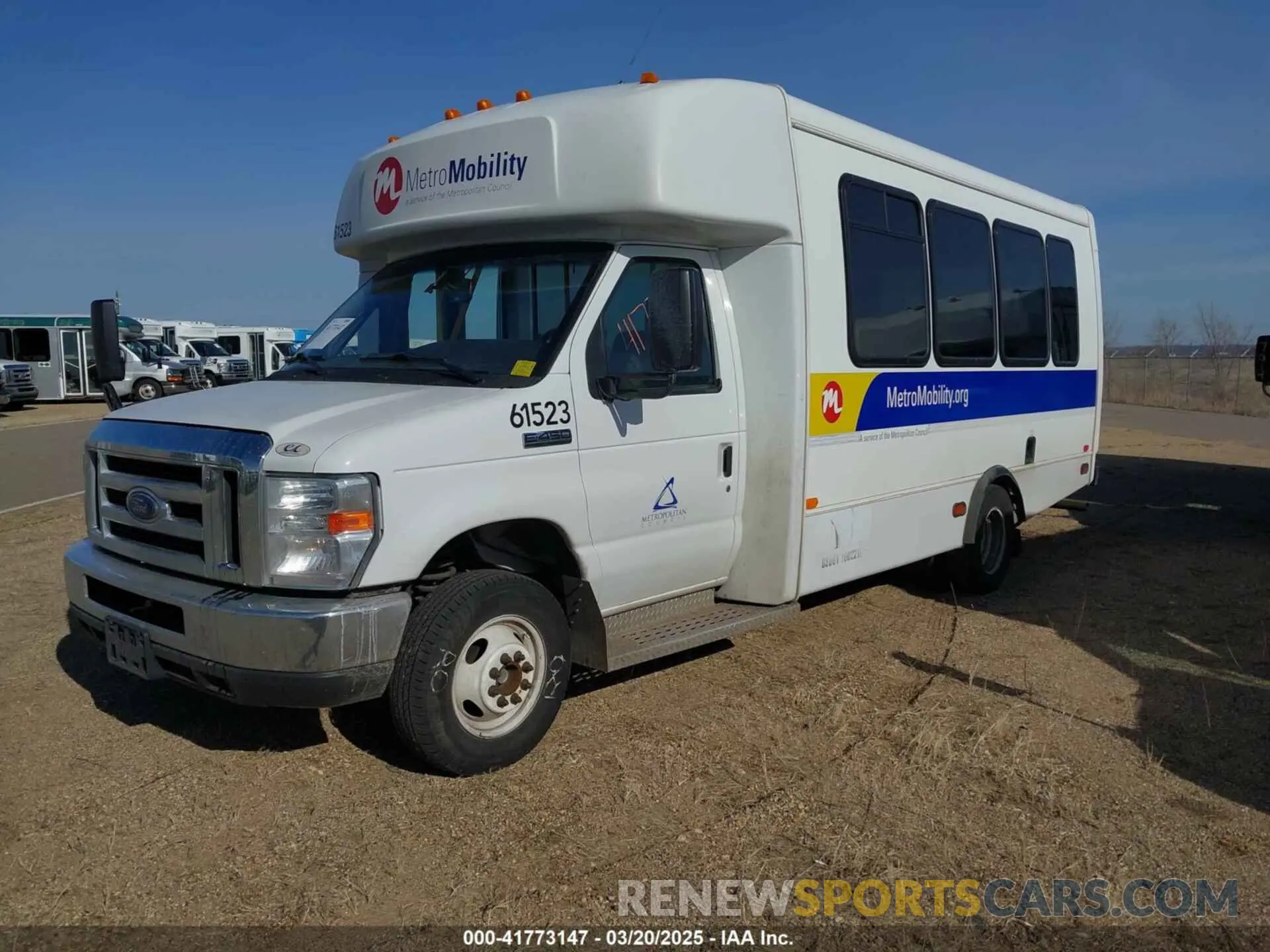 2 fotografías del automóvil dañado 1FDFE4FS2KDC60614 FORD E-450 CUTAWAY 2019