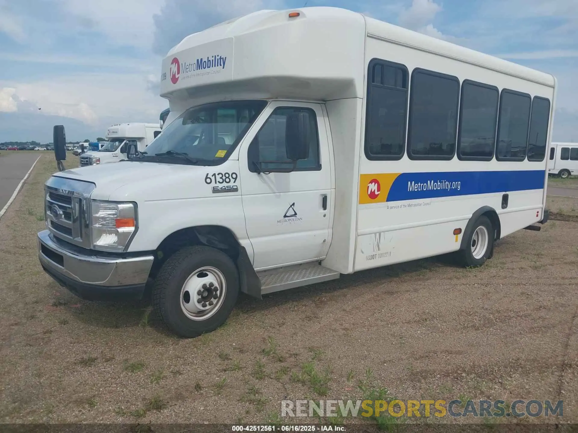 2 fotografías del automóvil dañado 1FDFE4FS3KDC32031 FORD E-450 CUTAWAY 2019