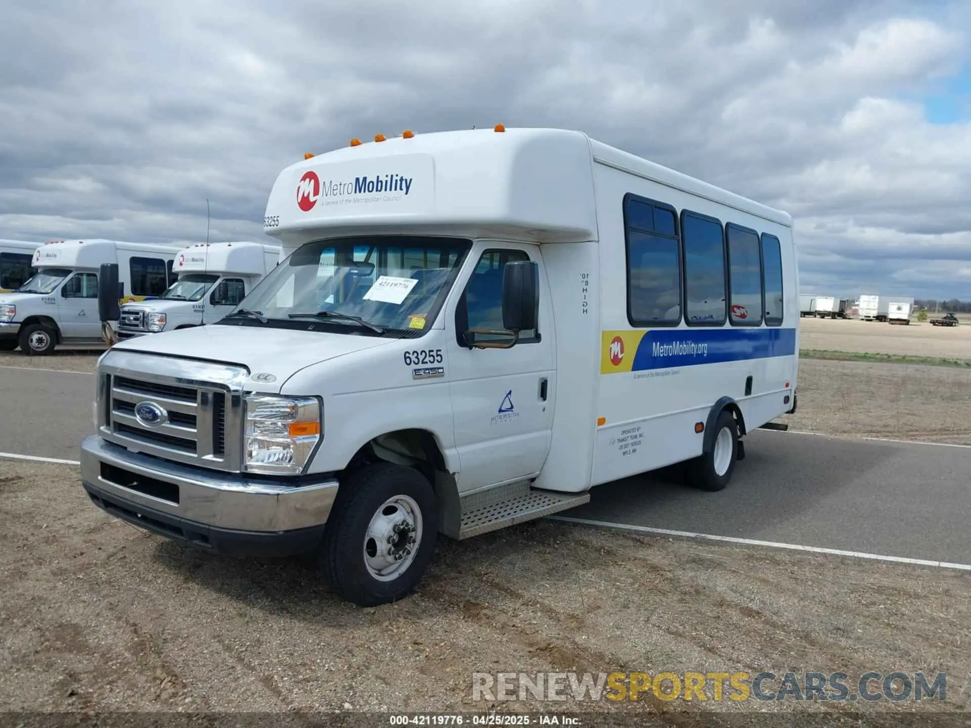 2 fotografías del automóvil dañado 1FDFE4FS3KDC60623 FORD E-450 CUTAWAY 2019