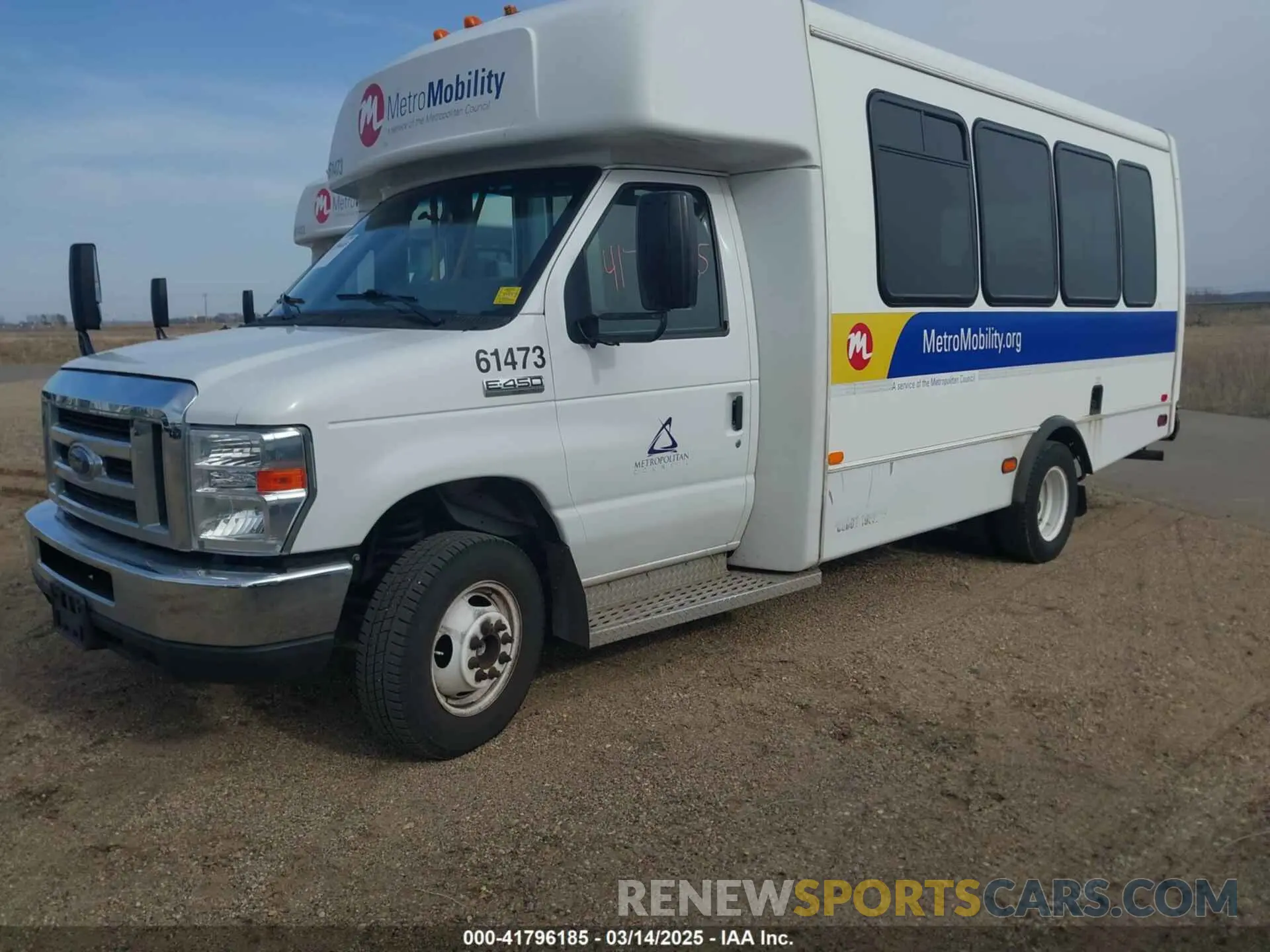 2 fotografías del automóvil dañado 1FDFE4FS4KDC56693 FORD E-450 CUTAWAY 2019