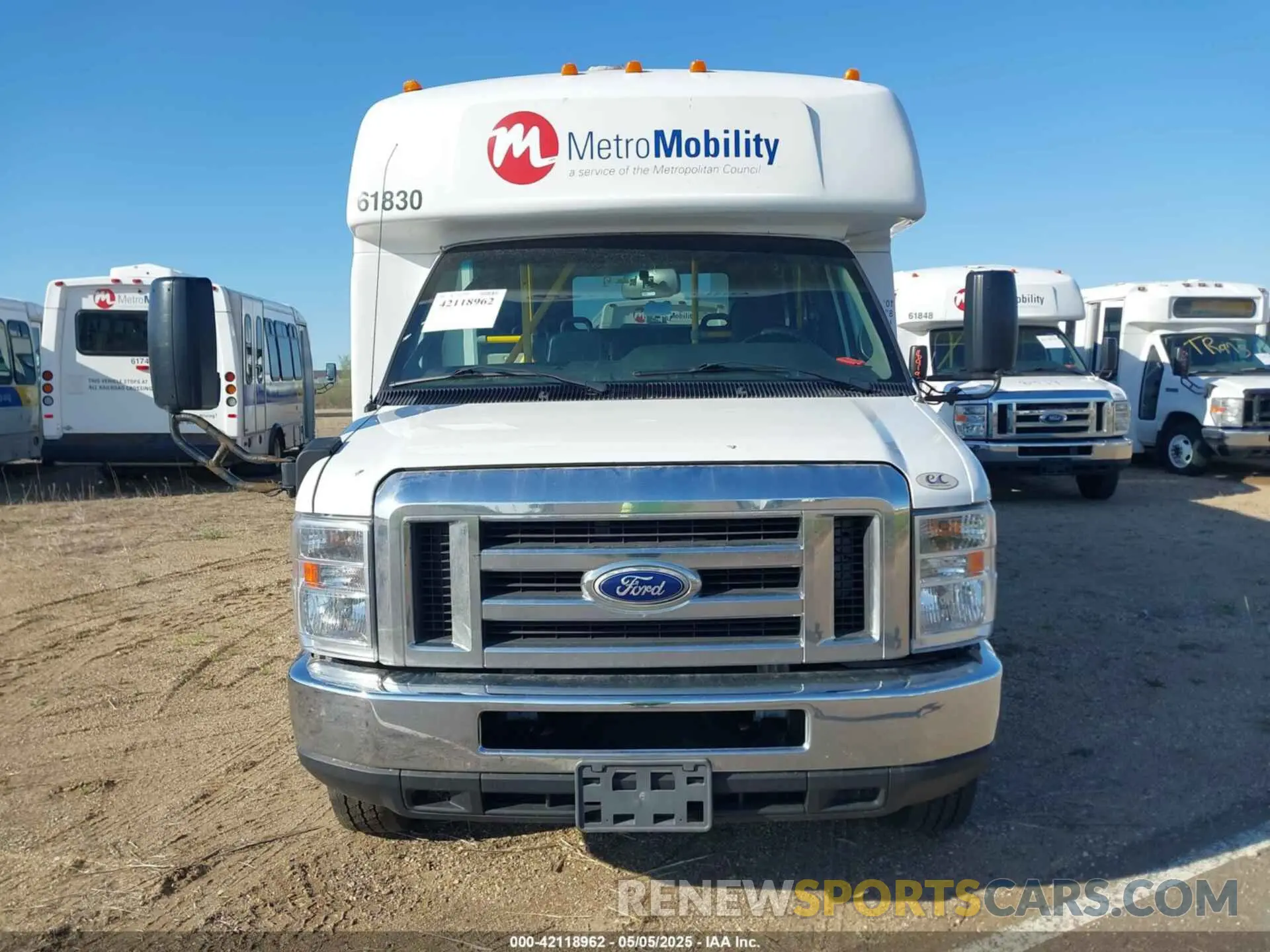 12 fotografías del automóvil dañado 1FDFE4FS7KDC56168 FORD E-450 CUTAWAY 2019