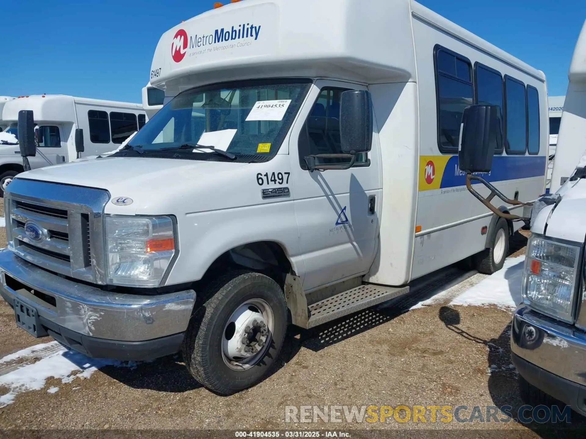 2 fotografías del automóvil dañado 1FDFE4FS8KDC59662 FORD E-450 CUTAWAY 2019