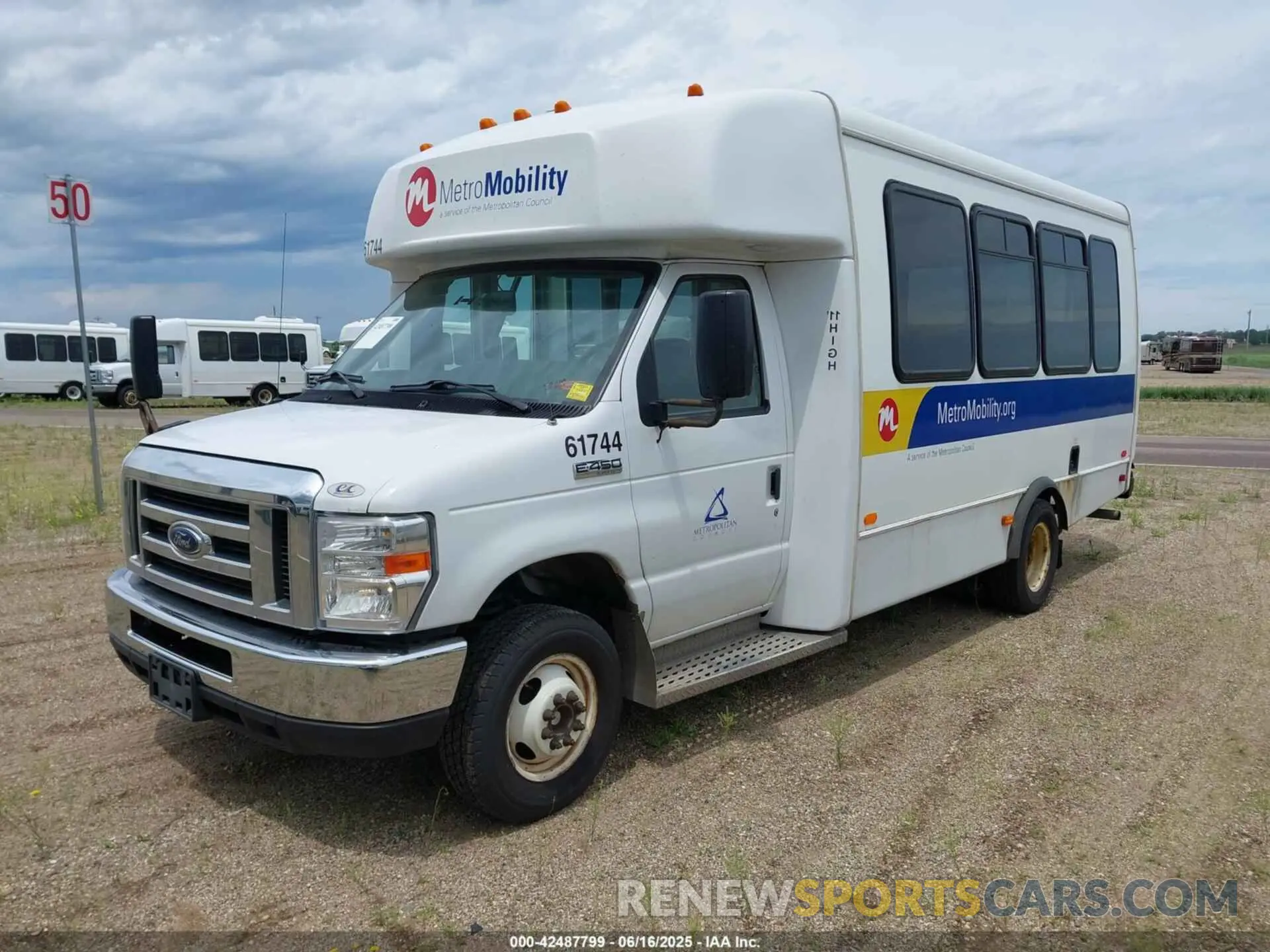 2 fotografías del automóvil dañado 1FDFE4FS9KDC31028 FORD E-450 CUTAWAY 2019