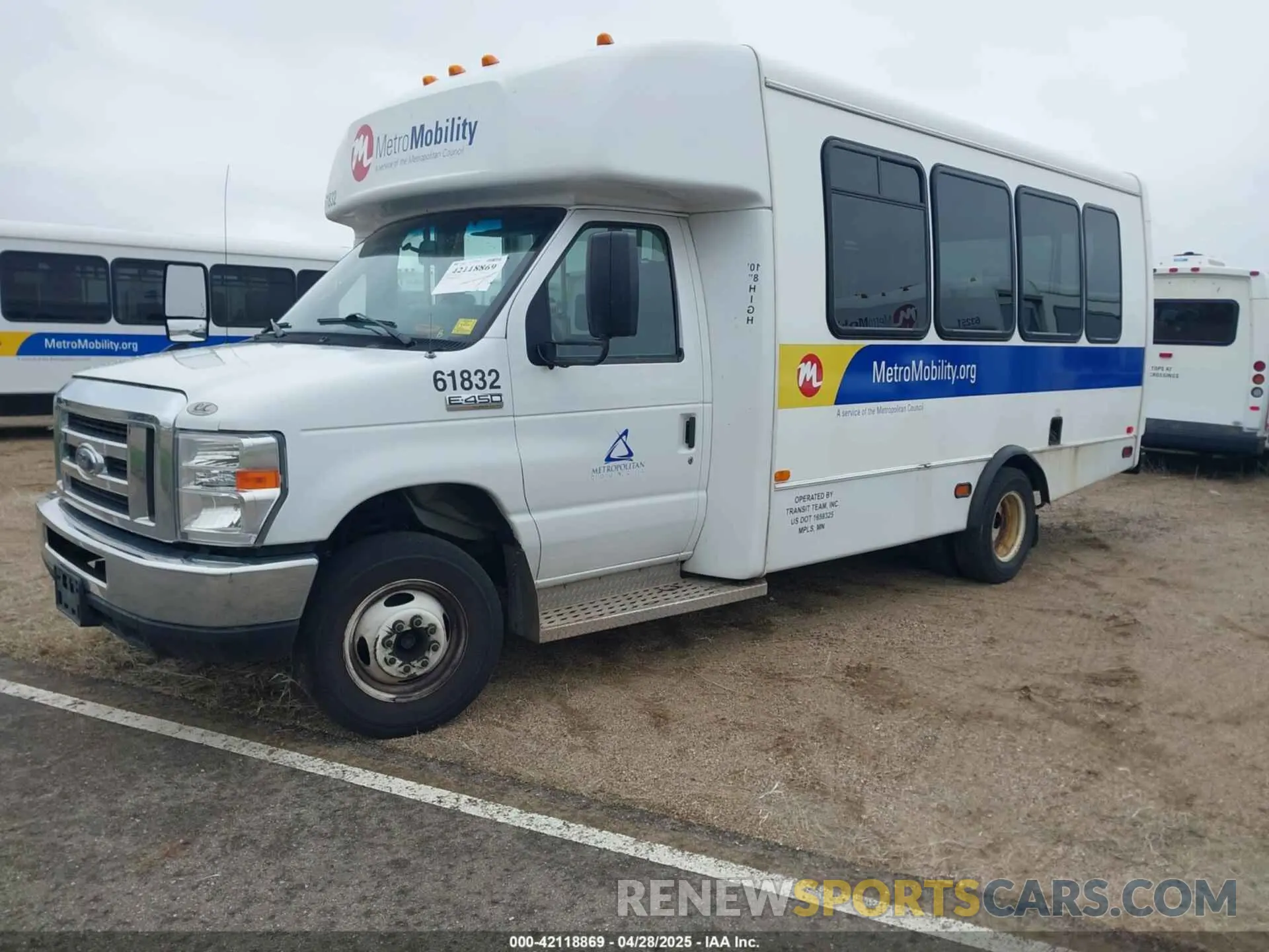 2 fotografías del automóvil dañado 1FDFE4FS9KDC56172 FORD E-450 CUTAWAY 2019