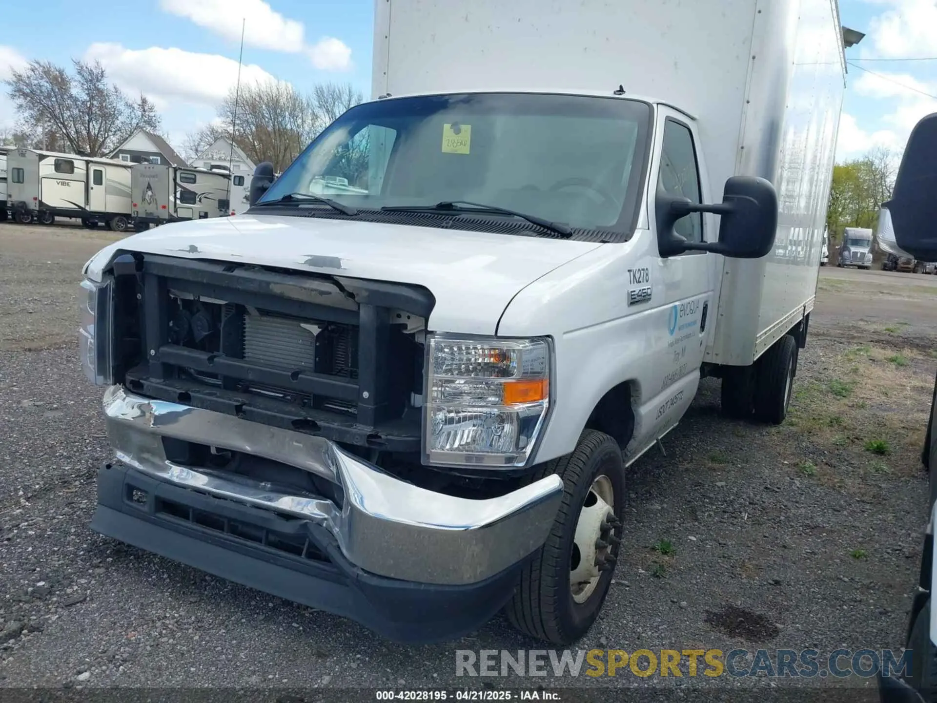2 fotografías del automóvil dañado 1FDXE4FN5MDC25793 FORD E-450 CUTAWAY 2021