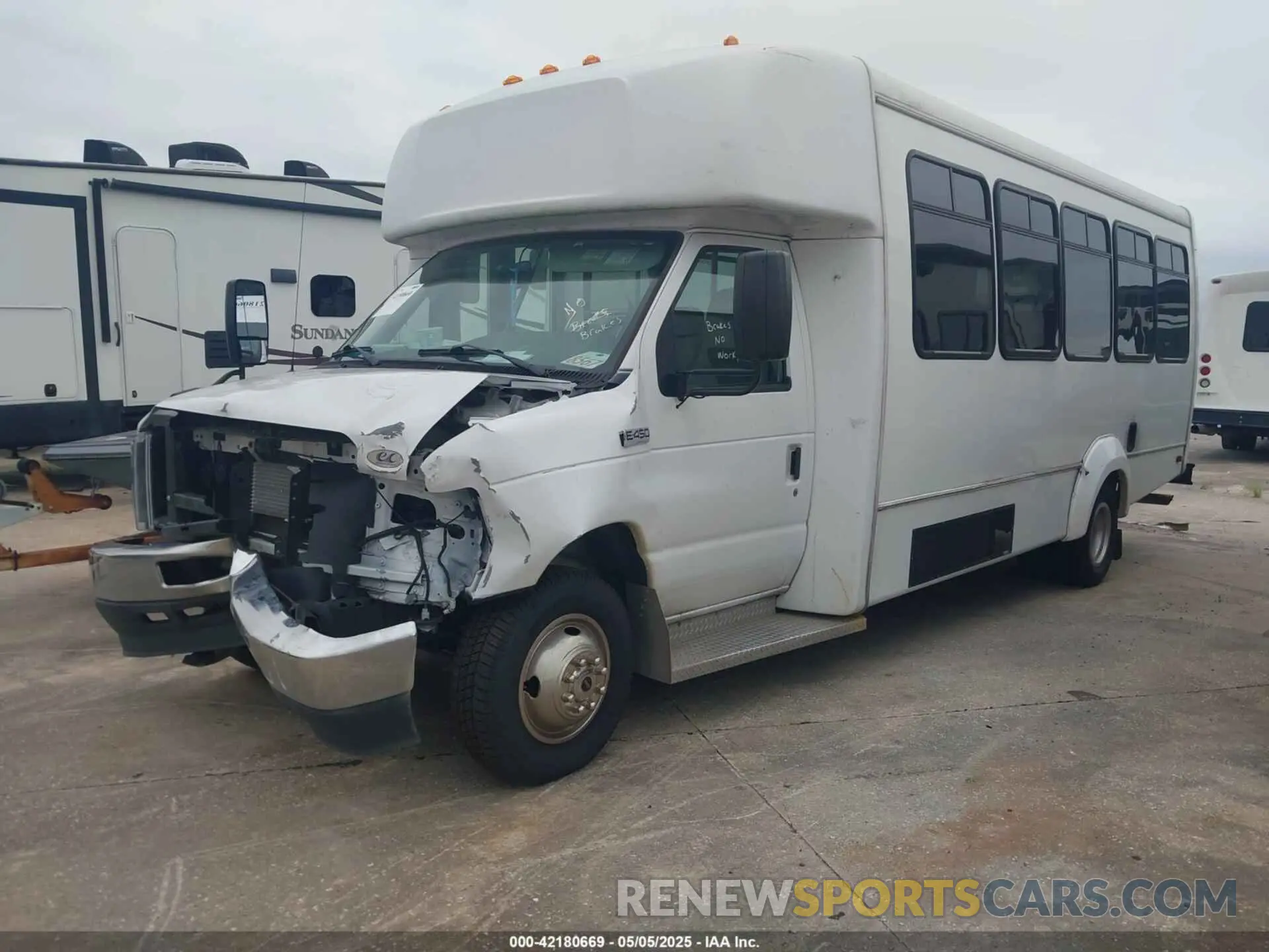 2 fotografías del automóvil dañado 1FDFE4FN5NDC21725 FORD E-450 CUTAWAY 2022