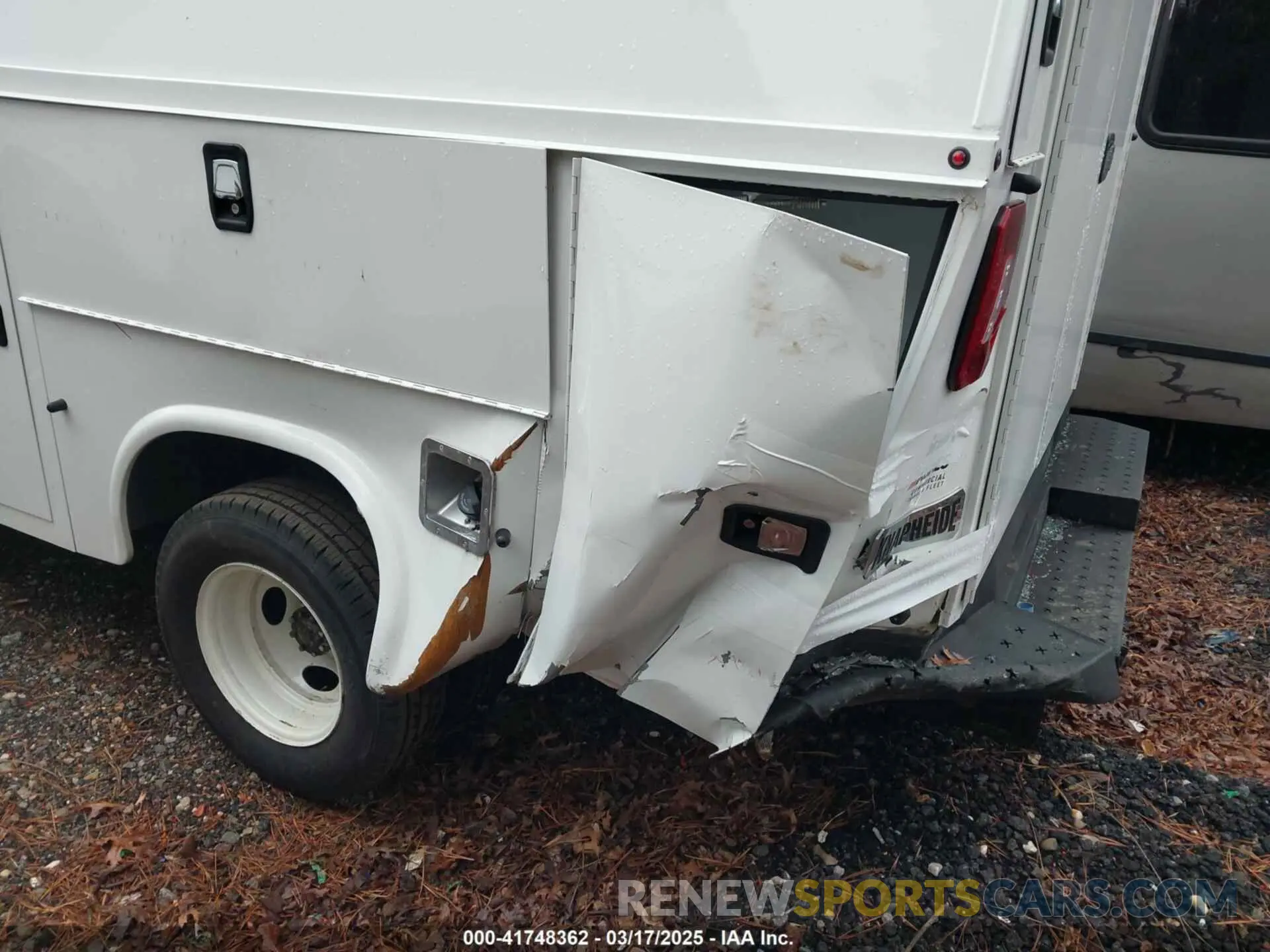 11 fotografías del automóvil dañado 1FDXE4FN1NDC20320 FORD E-450 CUTAWAY 2022