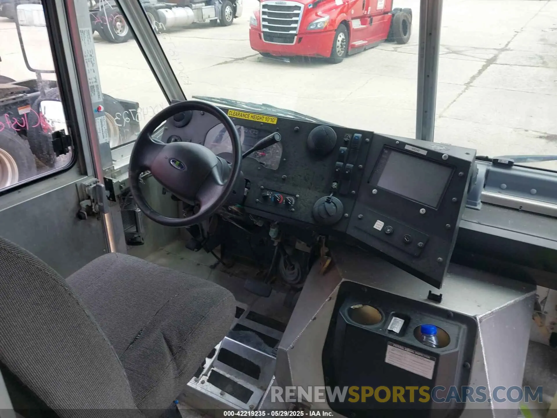 7 fotografías del automóvil dañado 1FC3E4K62KDC48723 FORD E-450 STRIPPED 2019