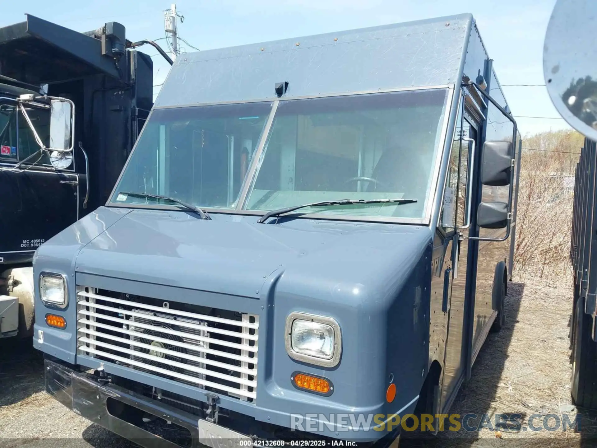 2 fotografías del automóvil dañado 1FC3E4K63KDC48097 FORD E-450 STRIPPED 2019