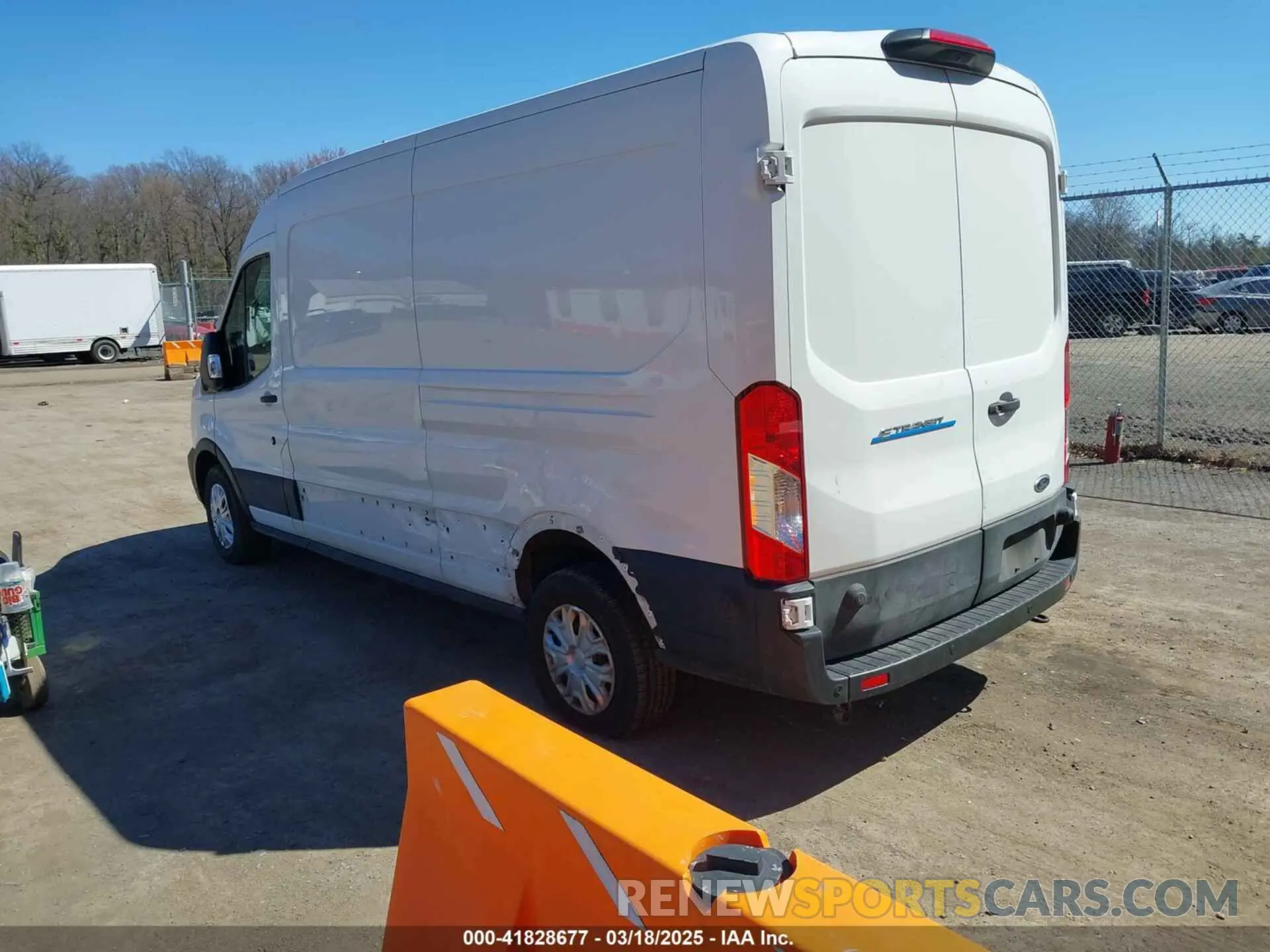 3 fotografías del automóvil dañado 1FTBW9CK0NKA63300 FORD E-TRANSIT-350 2022