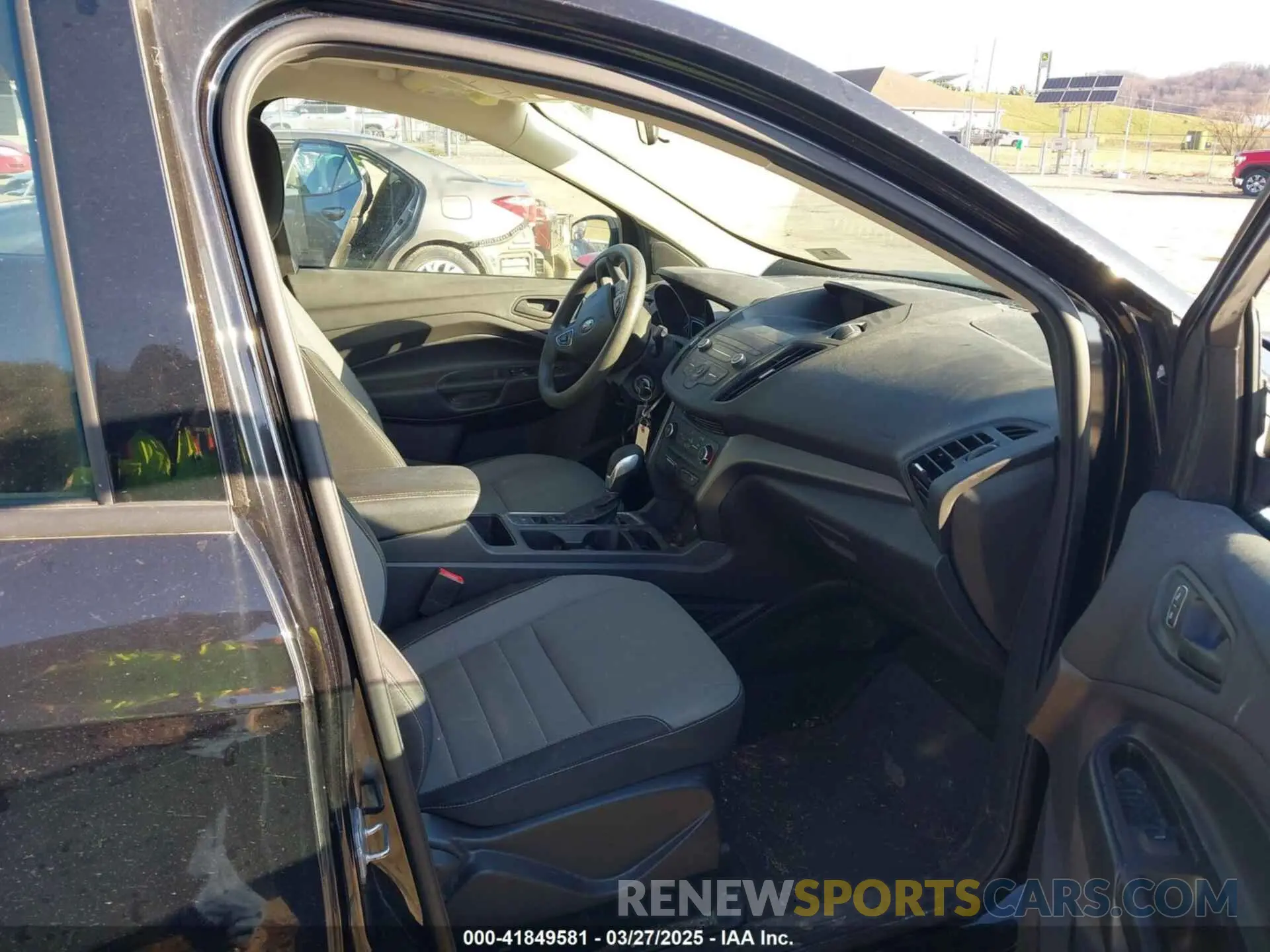 5 fotografías del automóvil dañado 1FMCU0F70KUB49375 FORD ESCAPE 2019
